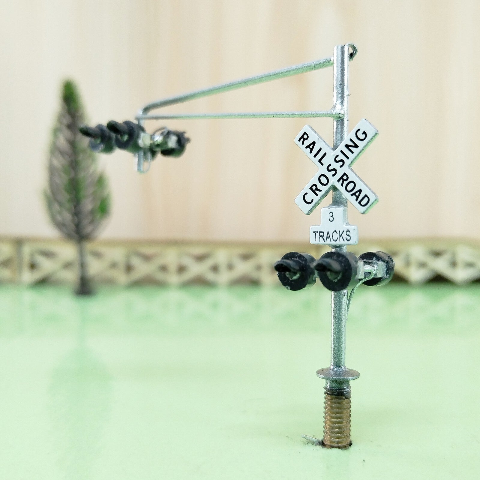 1 x N scale model cantilever grade crossing signal with handing targets #160C06