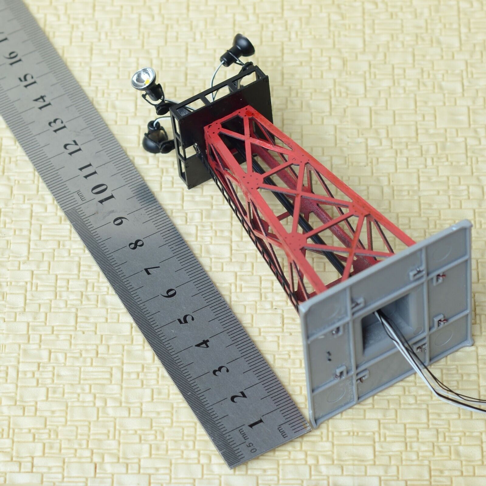 1 x HO tower light LED made yard light spot working assembled metal food #R2