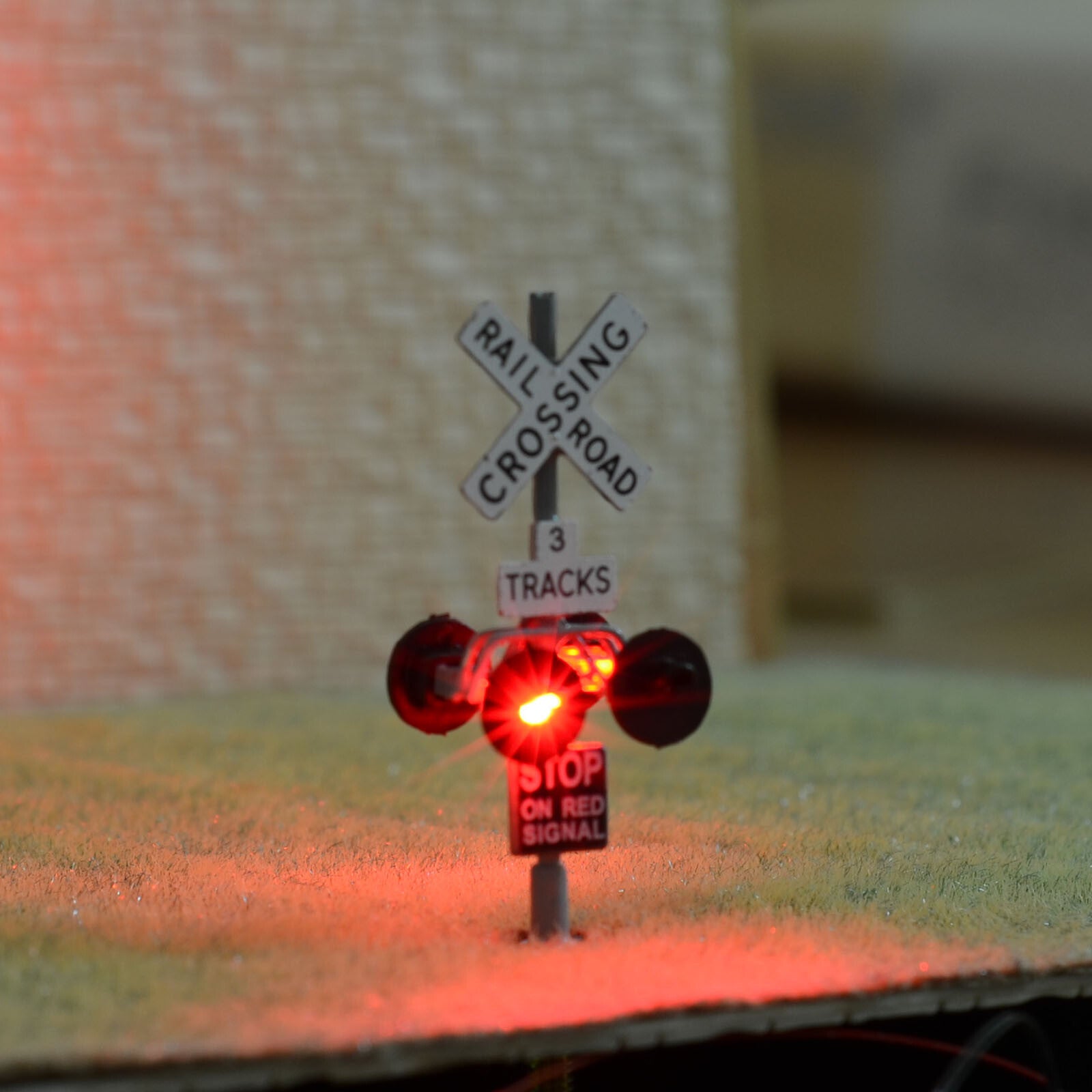 1 x HO scale 3 tracks grade crossing signal black LED made 4 target faces #3B4