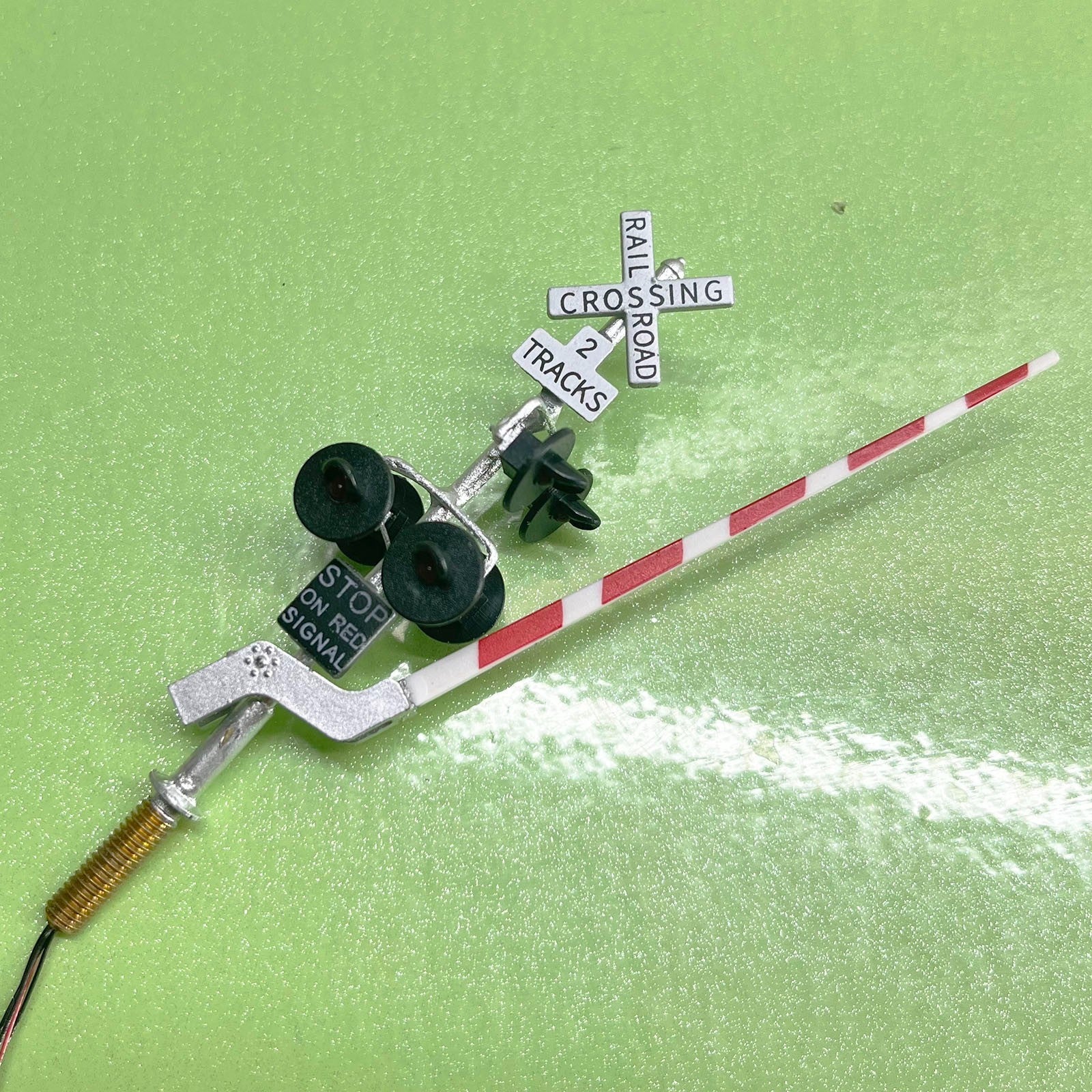 2 x HO scale railroad grade crossing signal gate with side assistant signal #CSG