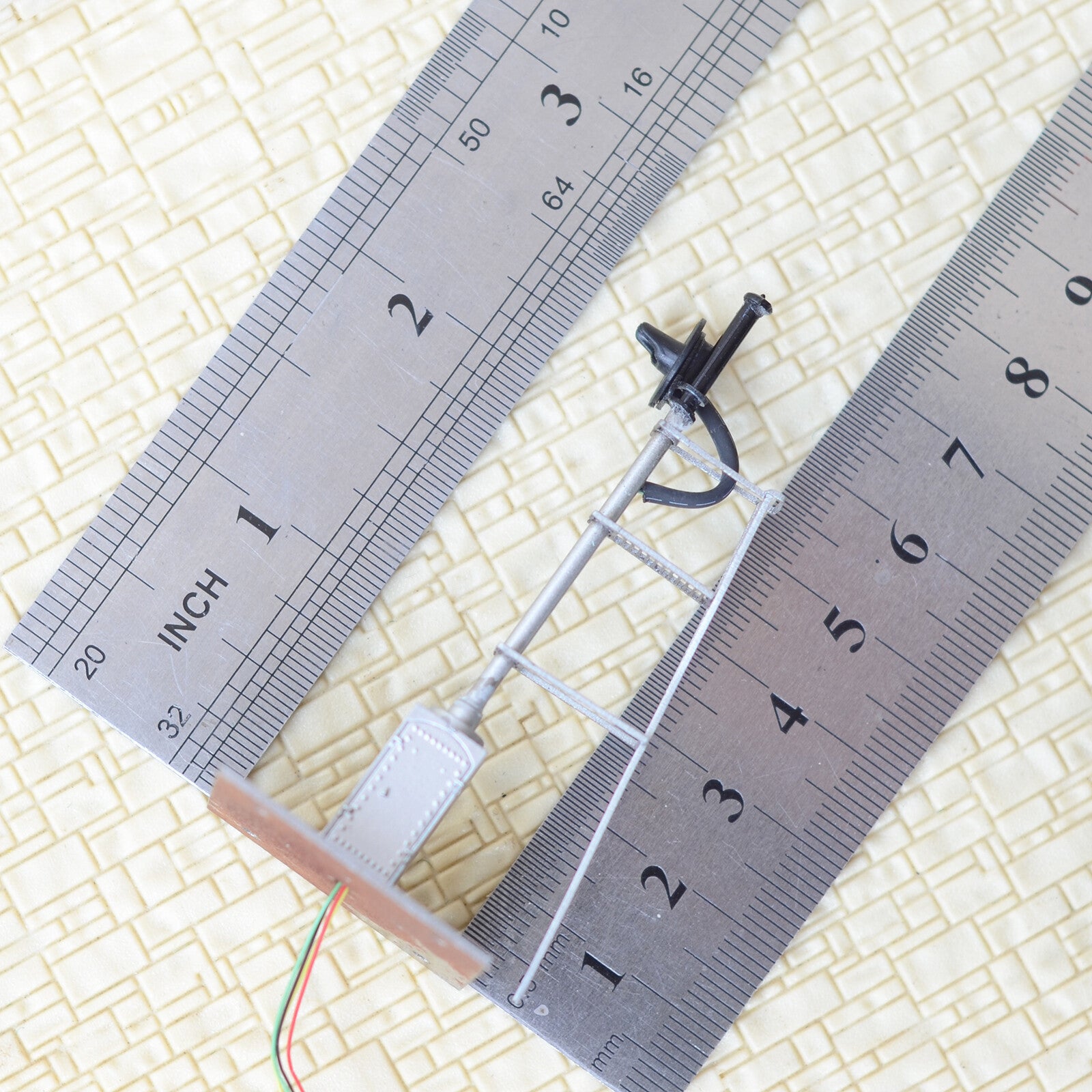 1 x HO scale model railroad tri-color searchlight signal fine metal cabinet #06