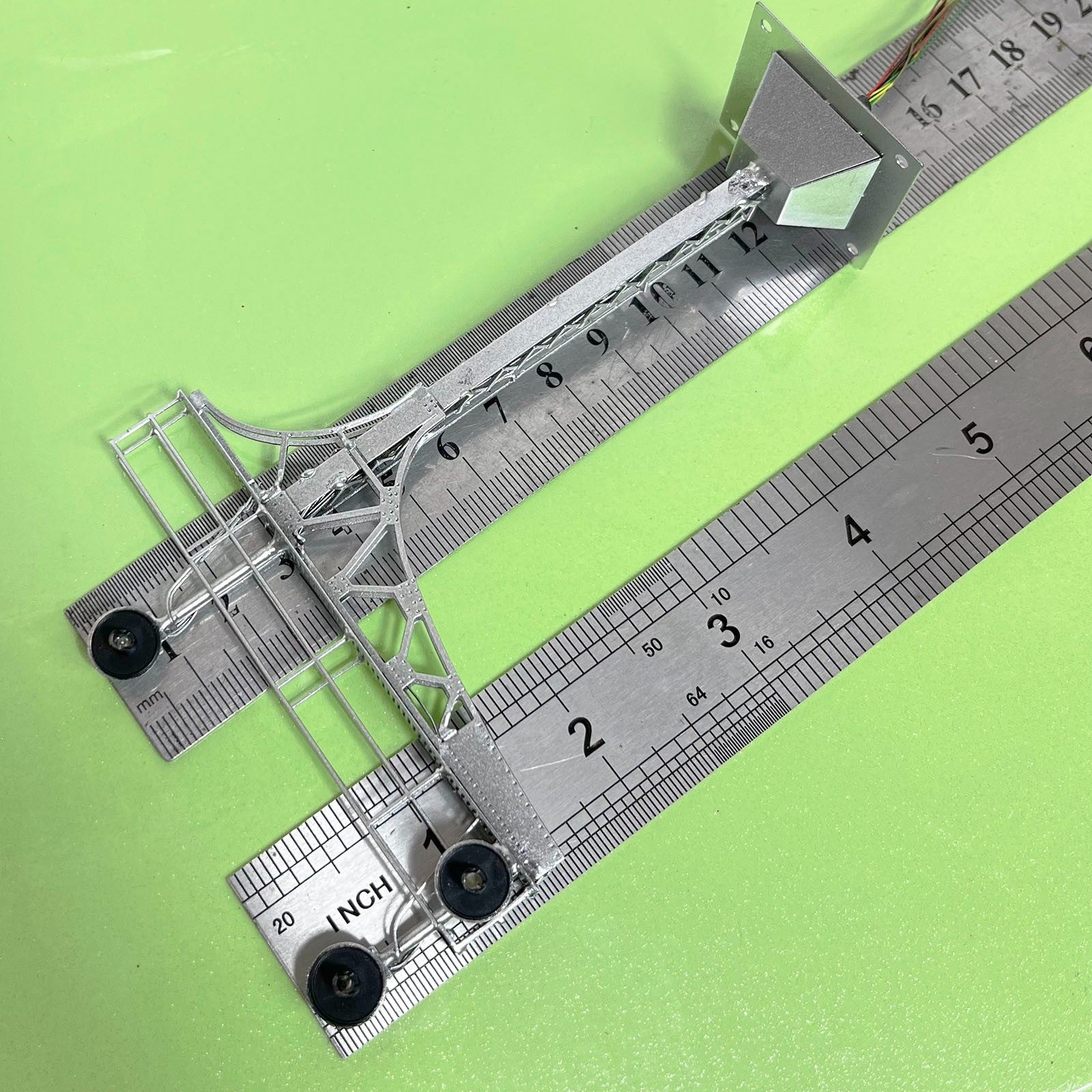 1 x HO scale cantilever LED searchlight signal 3 targets 3-colors metal #SKcs21