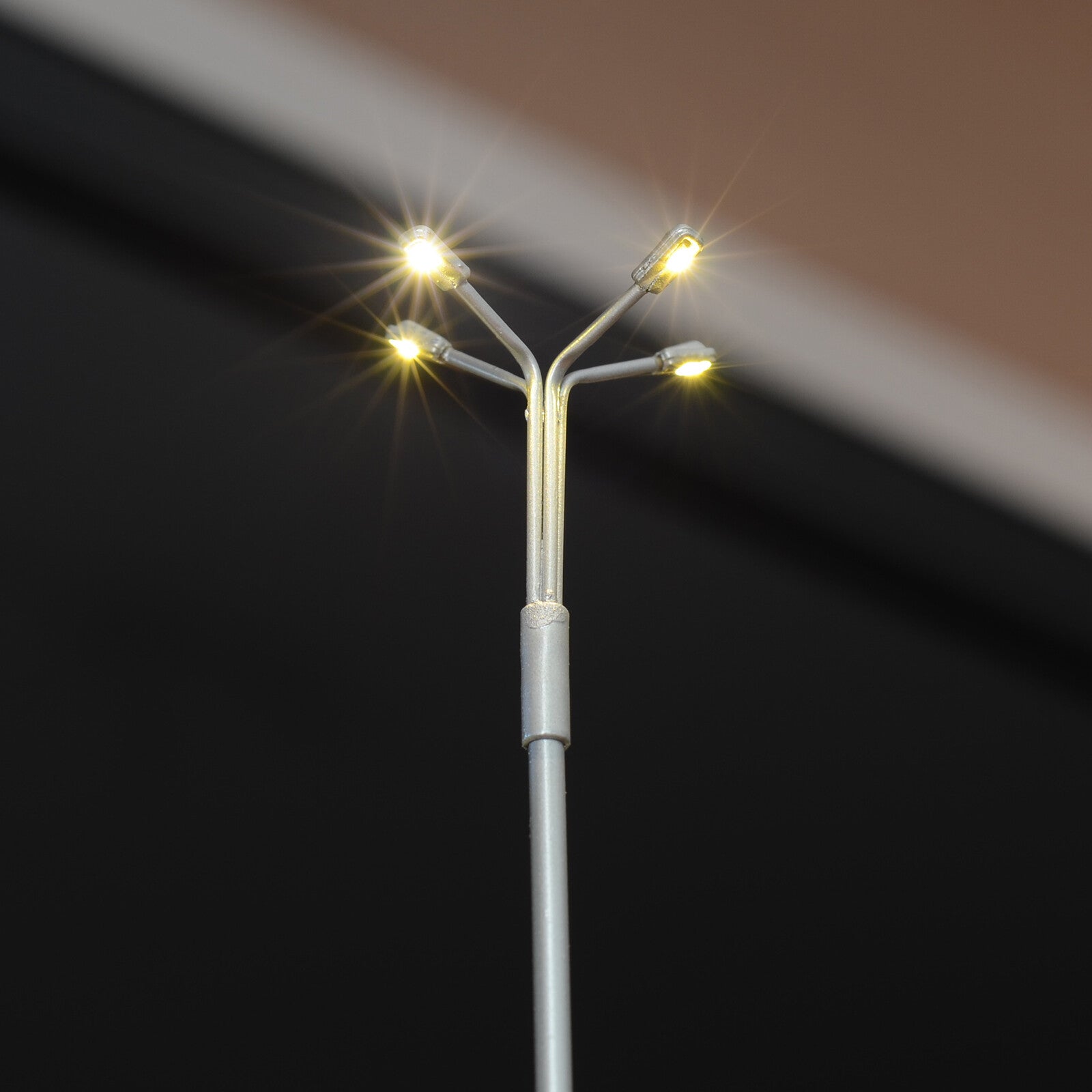 2 x O scale LED plaza lights model limelight projector street lamp post #04S48