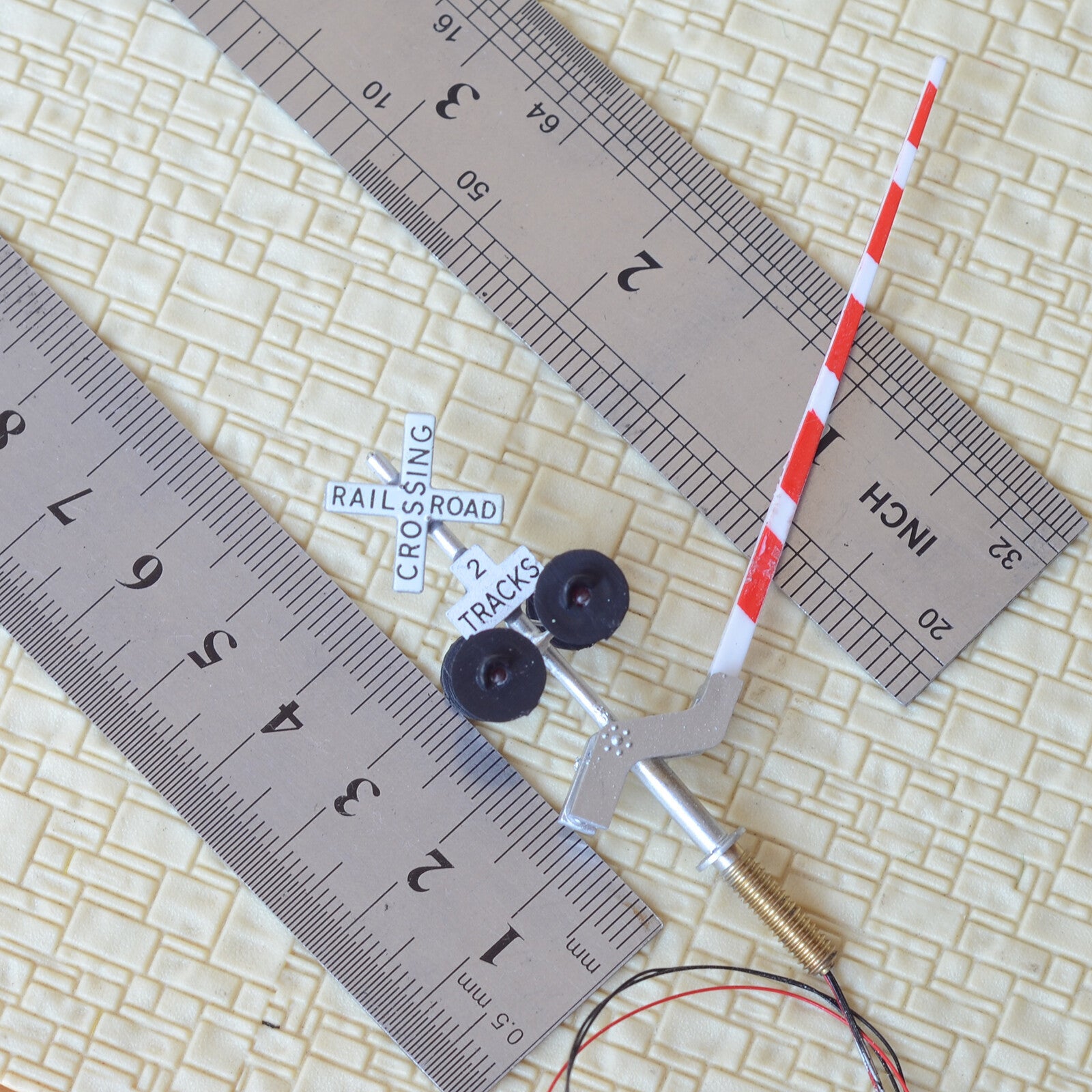 2 x HO scale railroad grade crossing signal arm gate stop lever 2 tracks #S42R