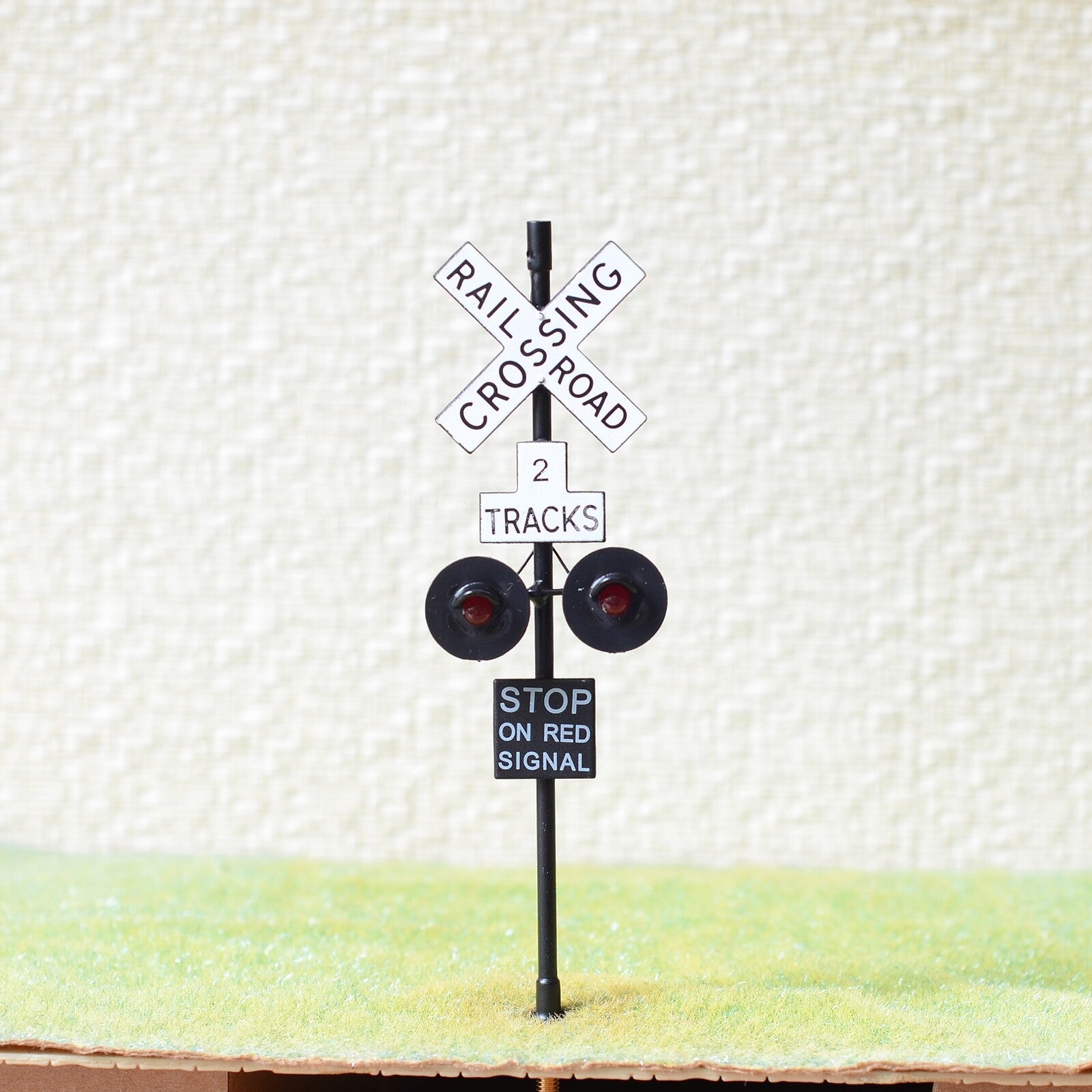 2 x O scale railroad crossing signals 2 heads + 1 x circuit board flasher #BL2