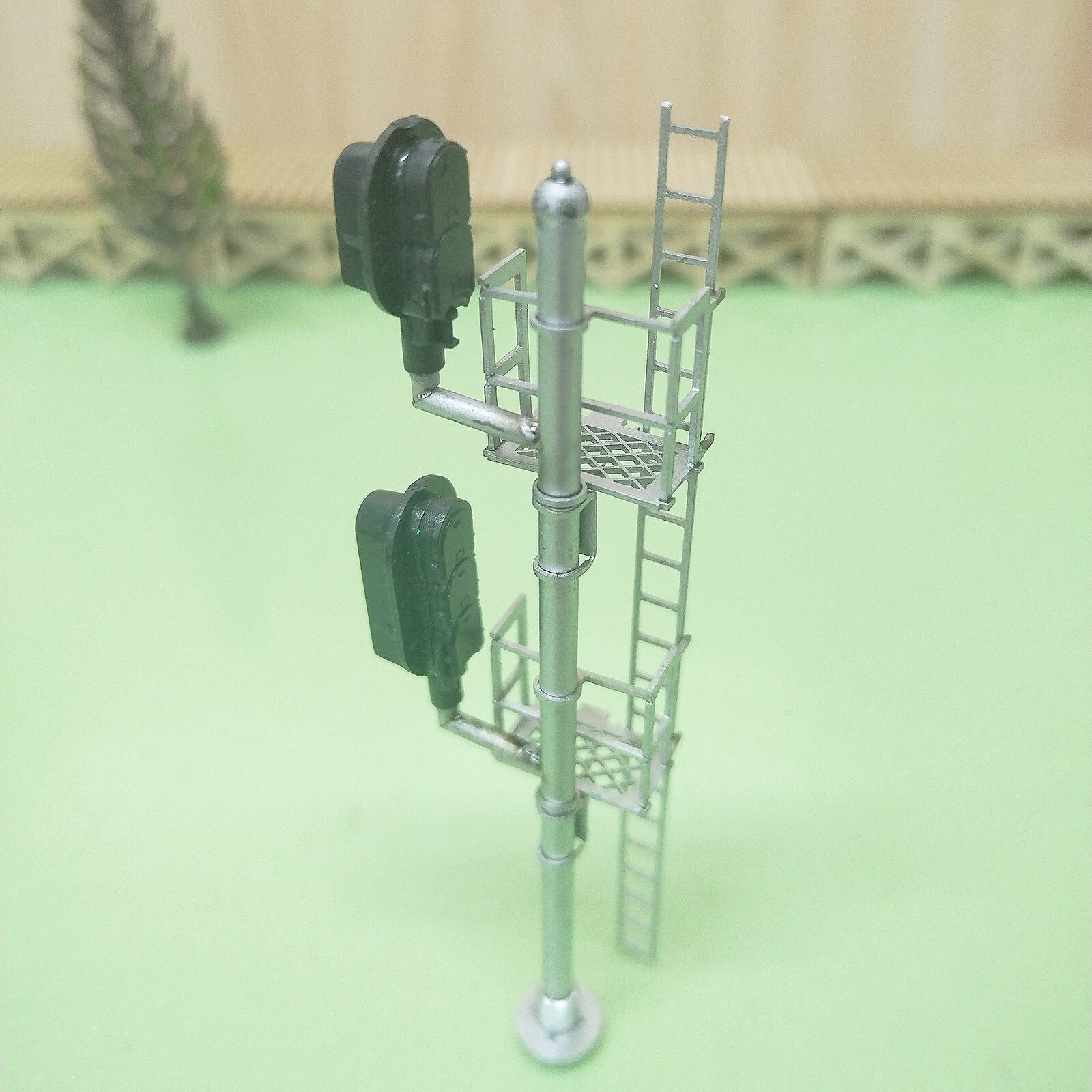 1 x HO scale 2/3 colors block signal sunshield 2 heads Darth Vader style #U2yrD3