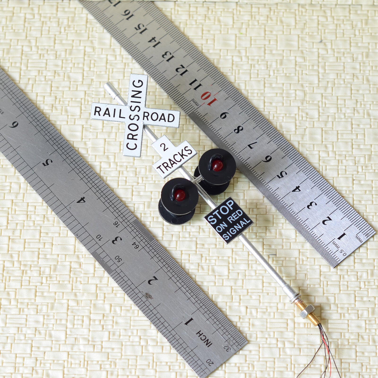 2 x O scale railroad crossing signals 4 heads + 1 circuit board flasher #2SL4