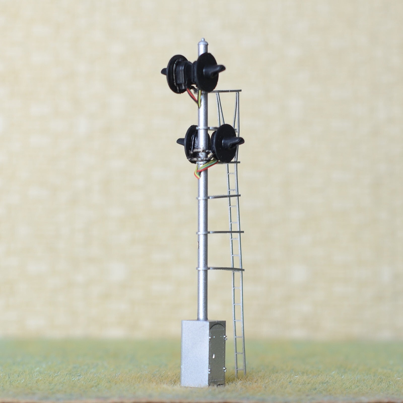 1 x HO scale model 4 head searchlight offset Distant / Intermediate signal #4OF