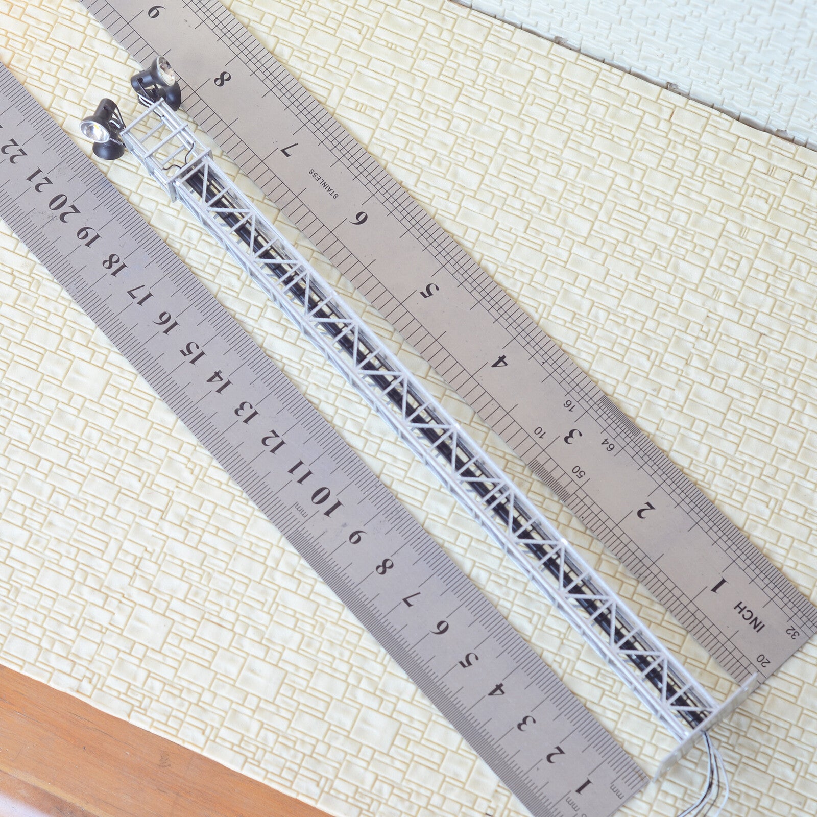 1 x HO tower light LED made yard light spot working assembled metal silver #S4