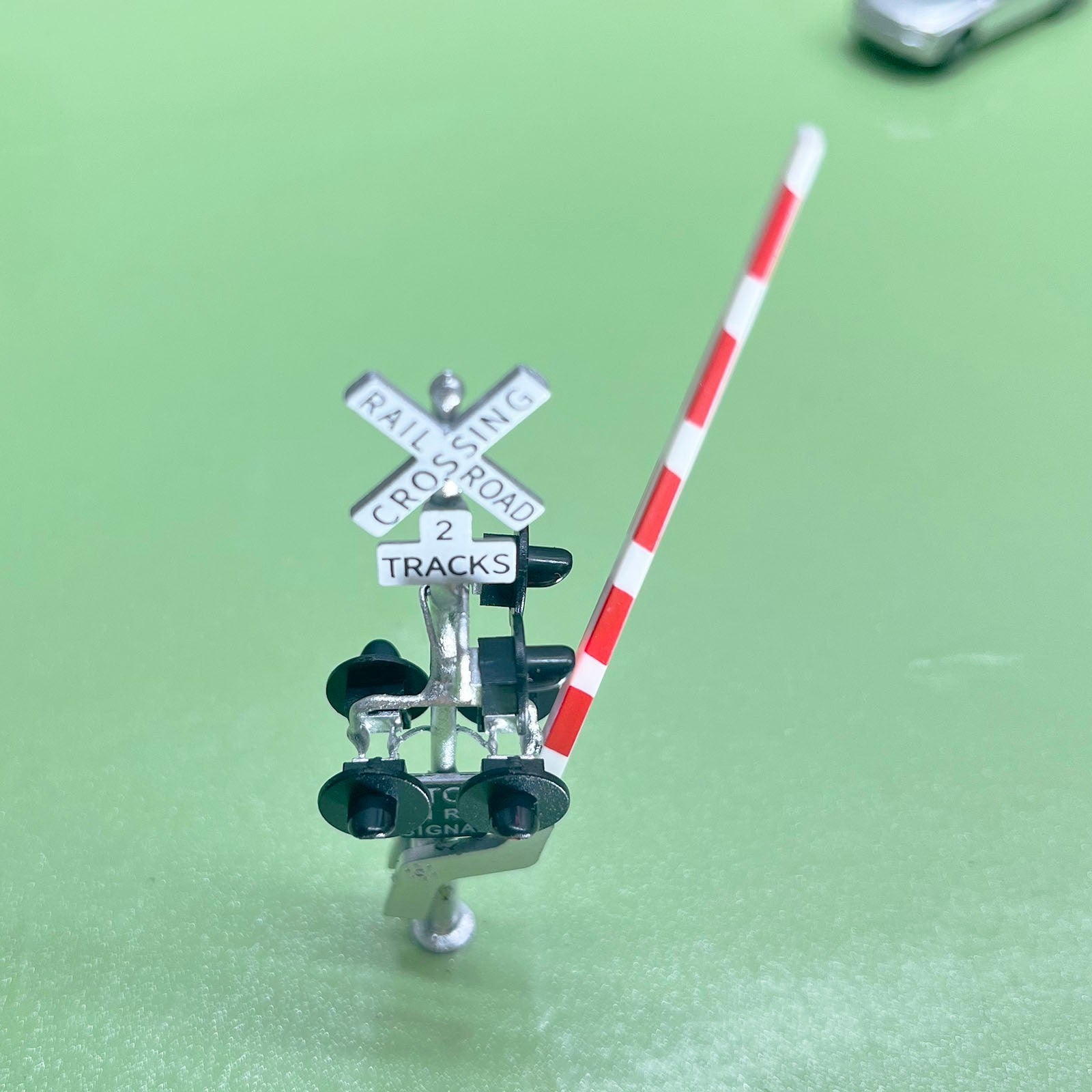 2 x HO scale railroad grade crossing signal gate with side assistant signal #CSG