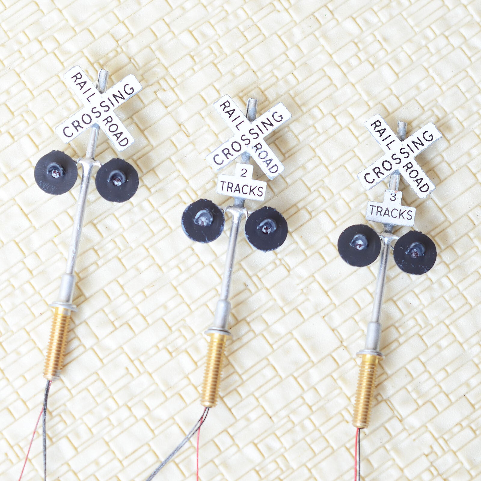 2 x HO scale railroad grade crossing signals + 1 circuit board flasher #SL220