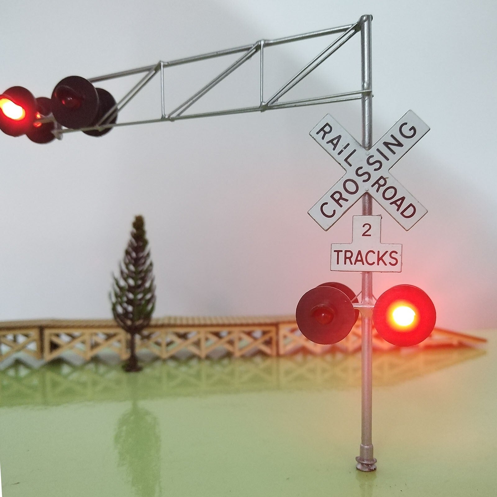 1 x O scale model cantilever grade crossing signal with gate arm barrier #C48