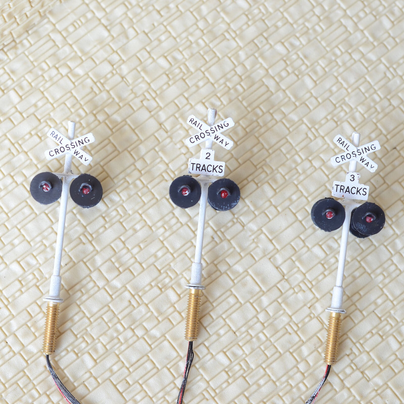 2 x HO scale railroad grade crossing signals + 1 circuit board flasher #WH420X