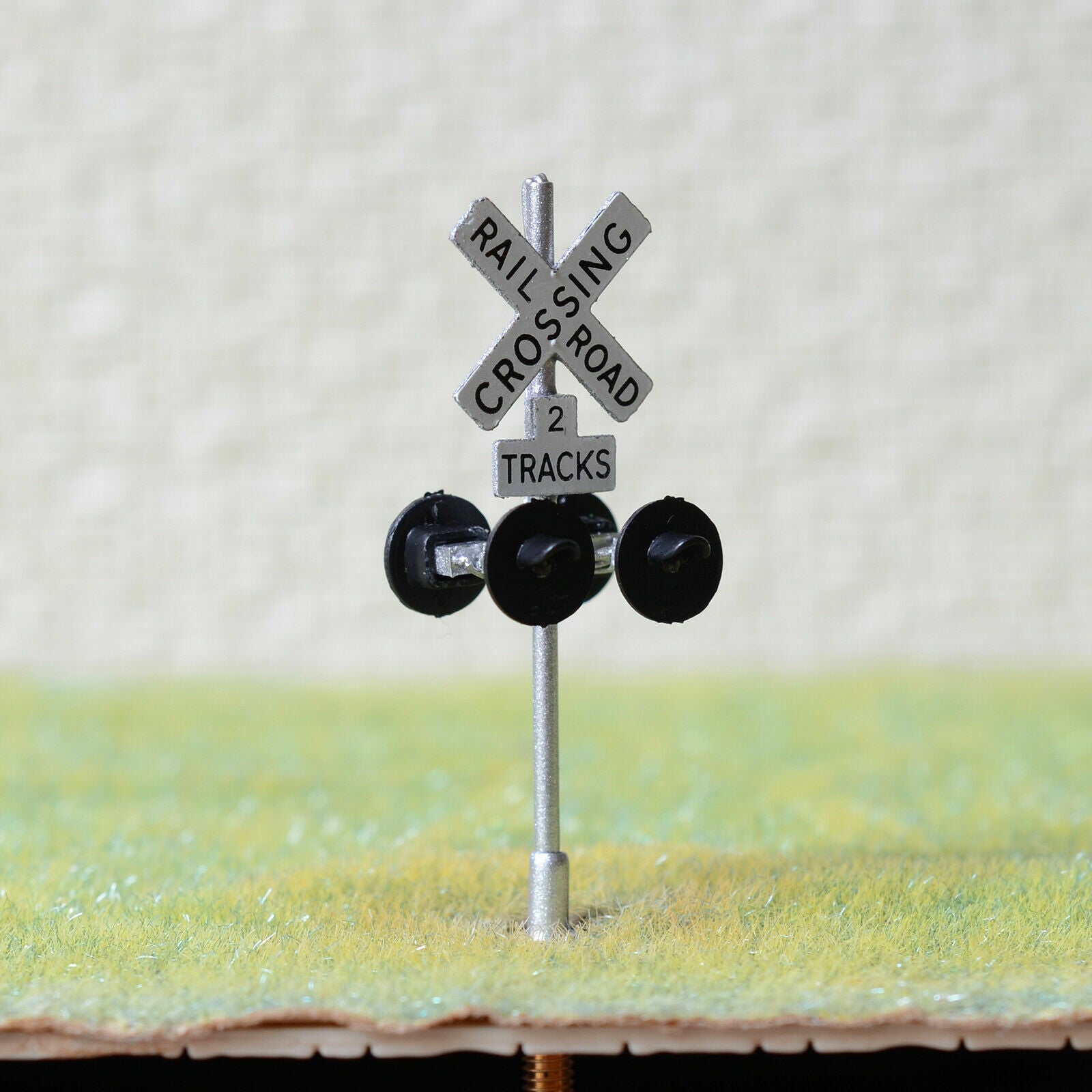 1 x HO scale railroad grade crossing signal 2 tracks LED made 4 target face #CS4