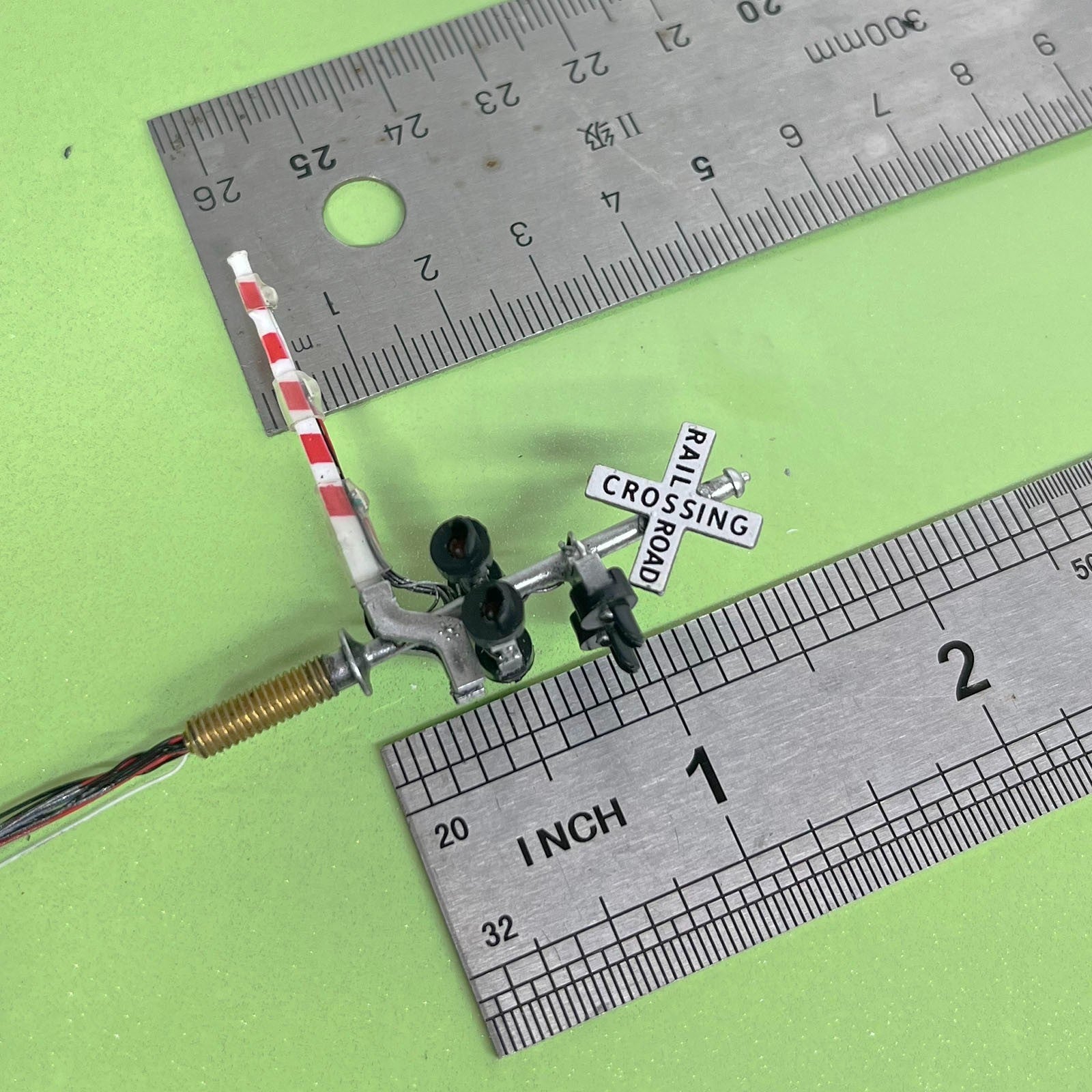 1 x N scale model cantilever grade crossing signal gate barrier light #NC04LA