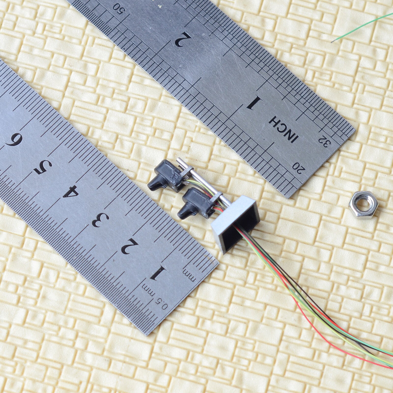 1 x HO scale dwarf searchlight signal ground 2 targets GRS SA-1 tri-colors #LS2