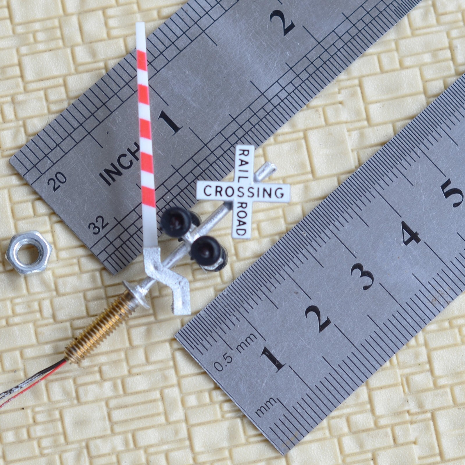 2 x N scale model grade crossing signal gate stop lever 4 heads + flasher #NS40