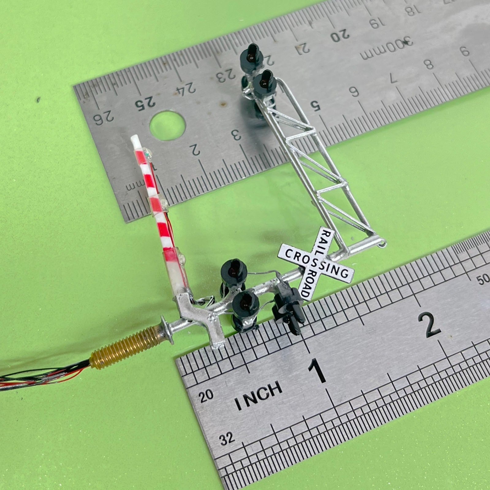 1 x N scale model cantilever grade crossing signal gate barrier light #NC27LA