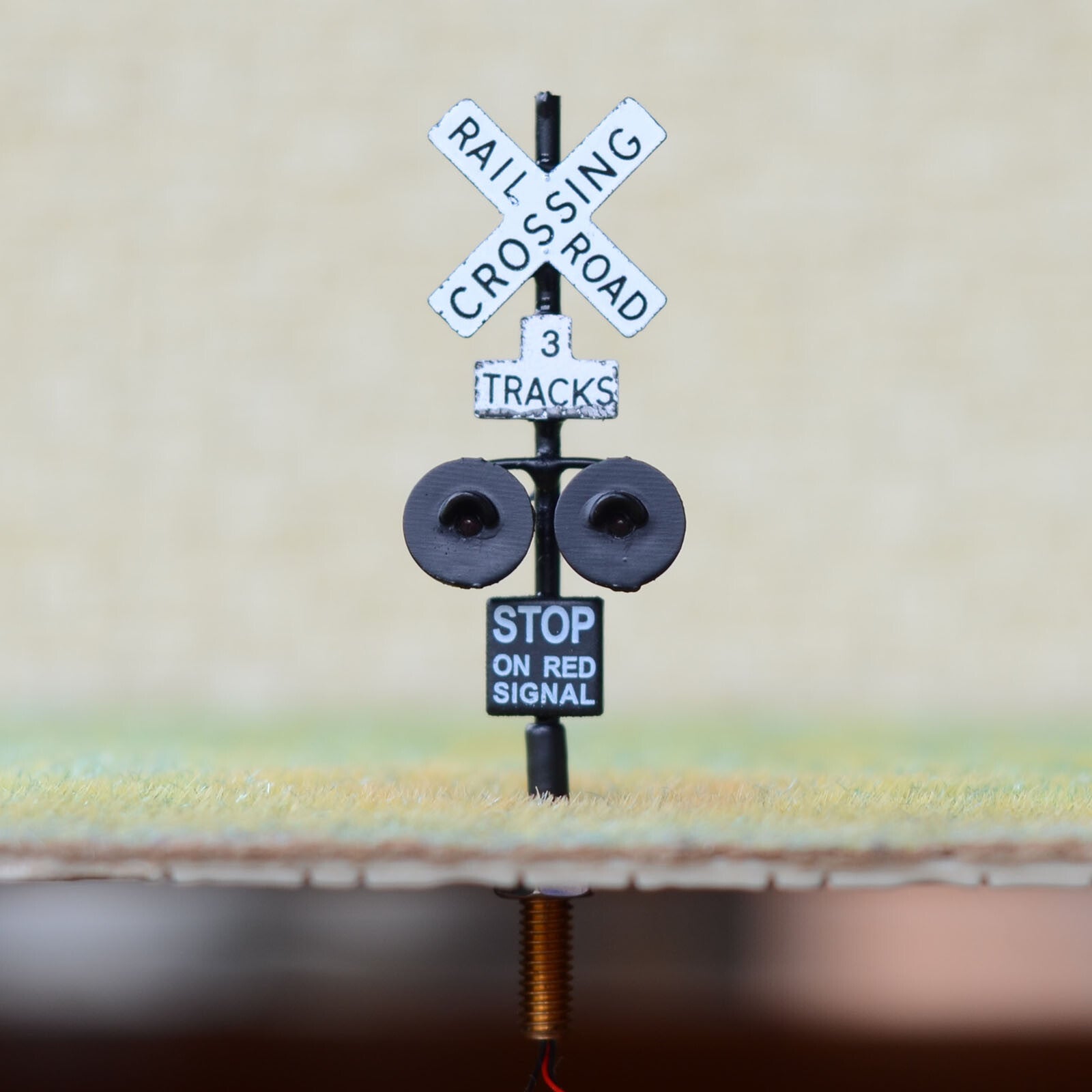 2 x HO scale 3 tracks grade crossing signals + 1 circuit board flasher #3B2