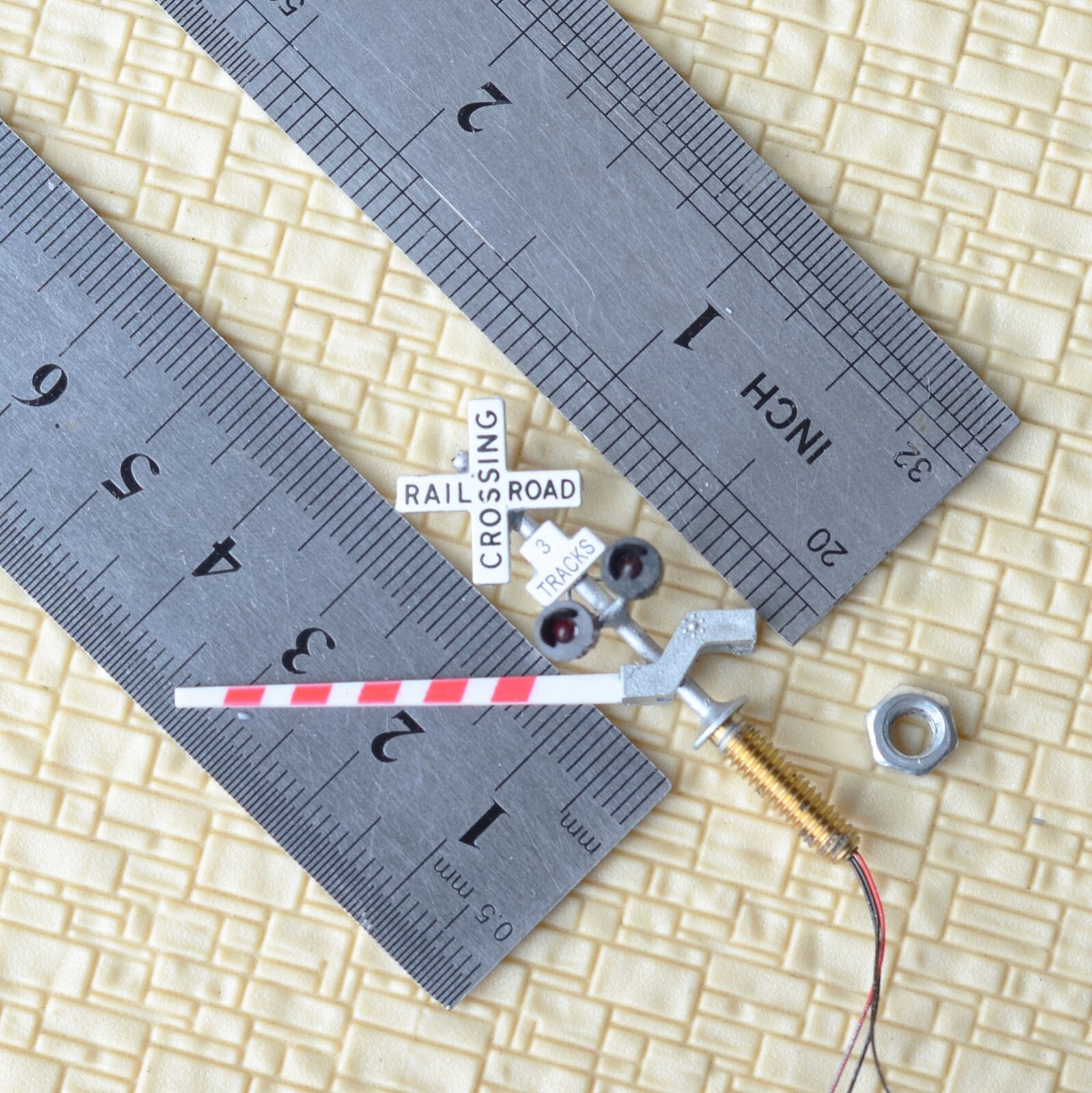 2 x N scale model grade crossing signal gate stop lever 3 track + flasher #NS23G