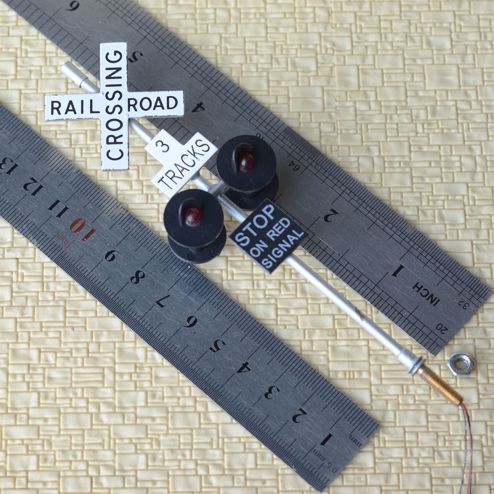 2 x O scale railroad crossing signals 4 heads + 1 circuit board flasher #3TS4
