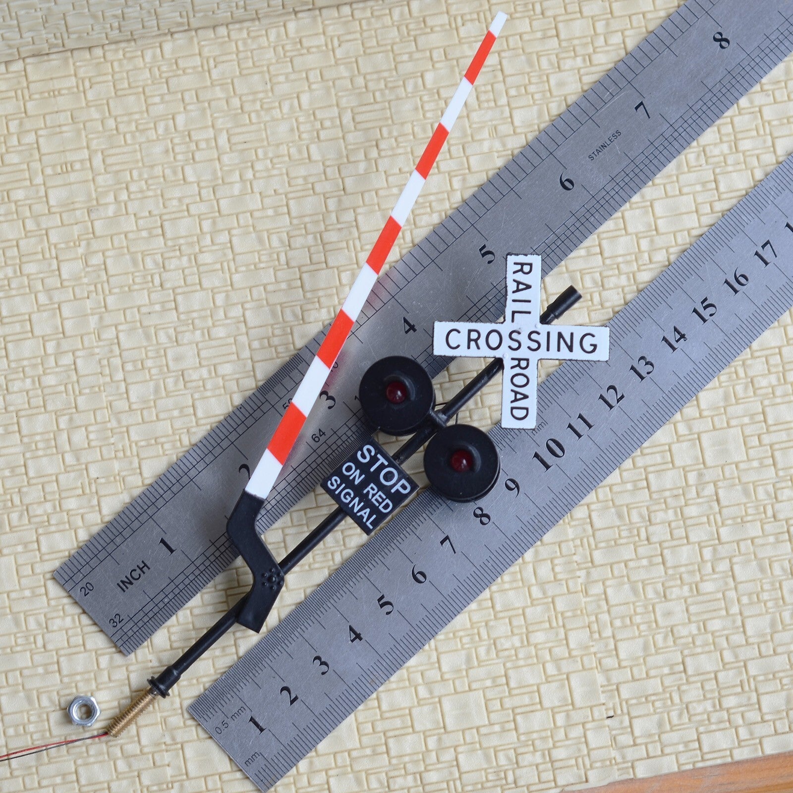 2 x O scale railroad grade crossing signal gate stop lever arm + flasher #48B40