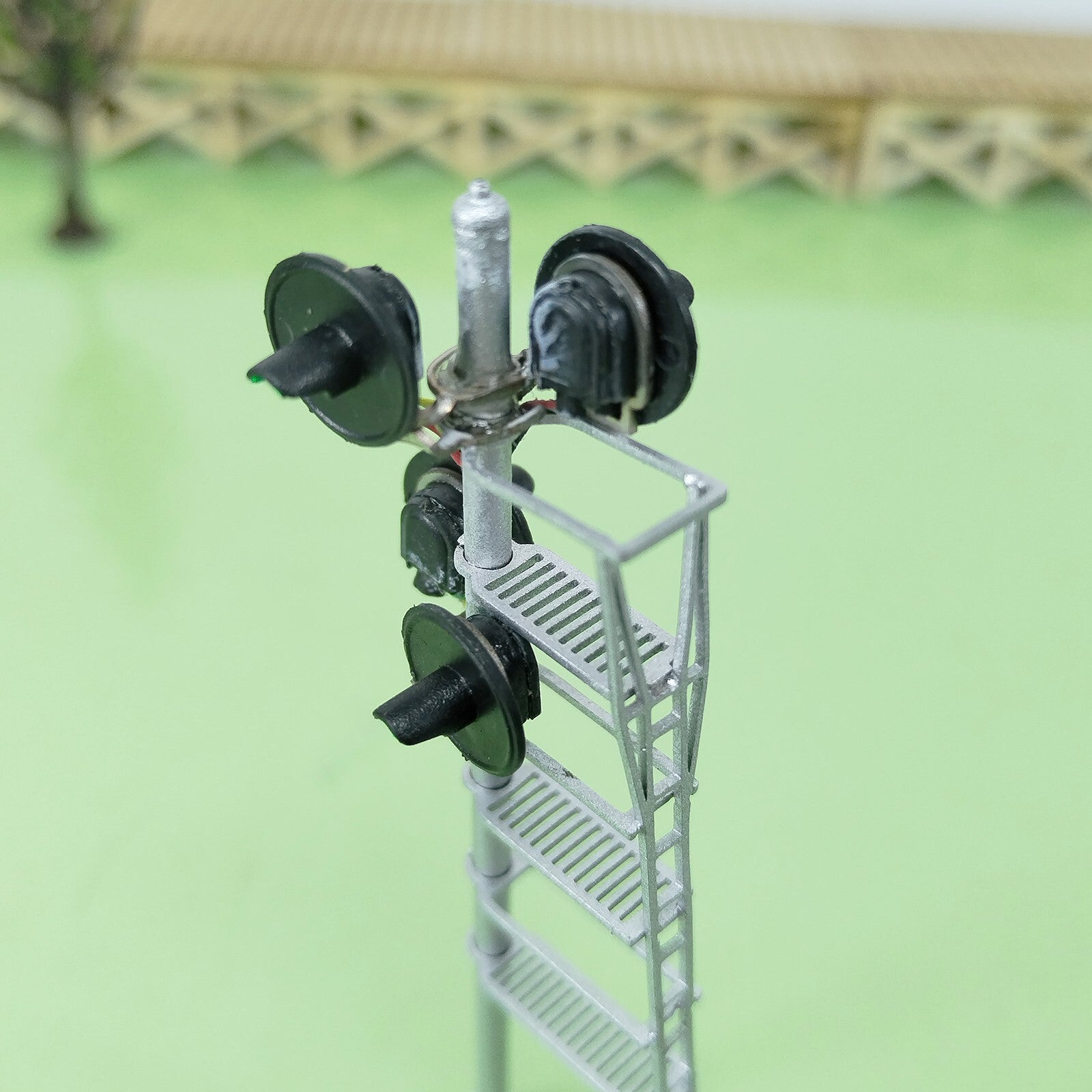 1 x HO scale model 4 head searchlight offset Distant / Intermediate signal #4AF