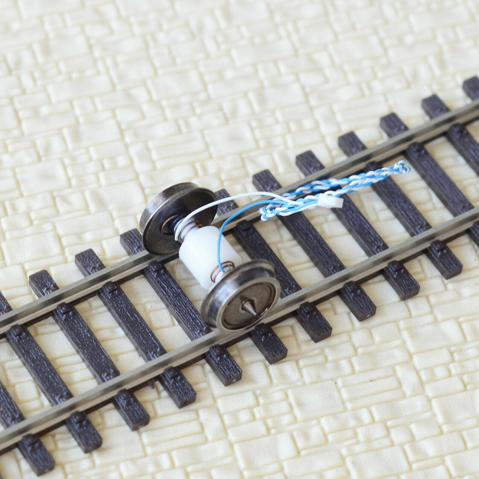 1 set HO power pickup from tracks system light up coach interior anti-flicking