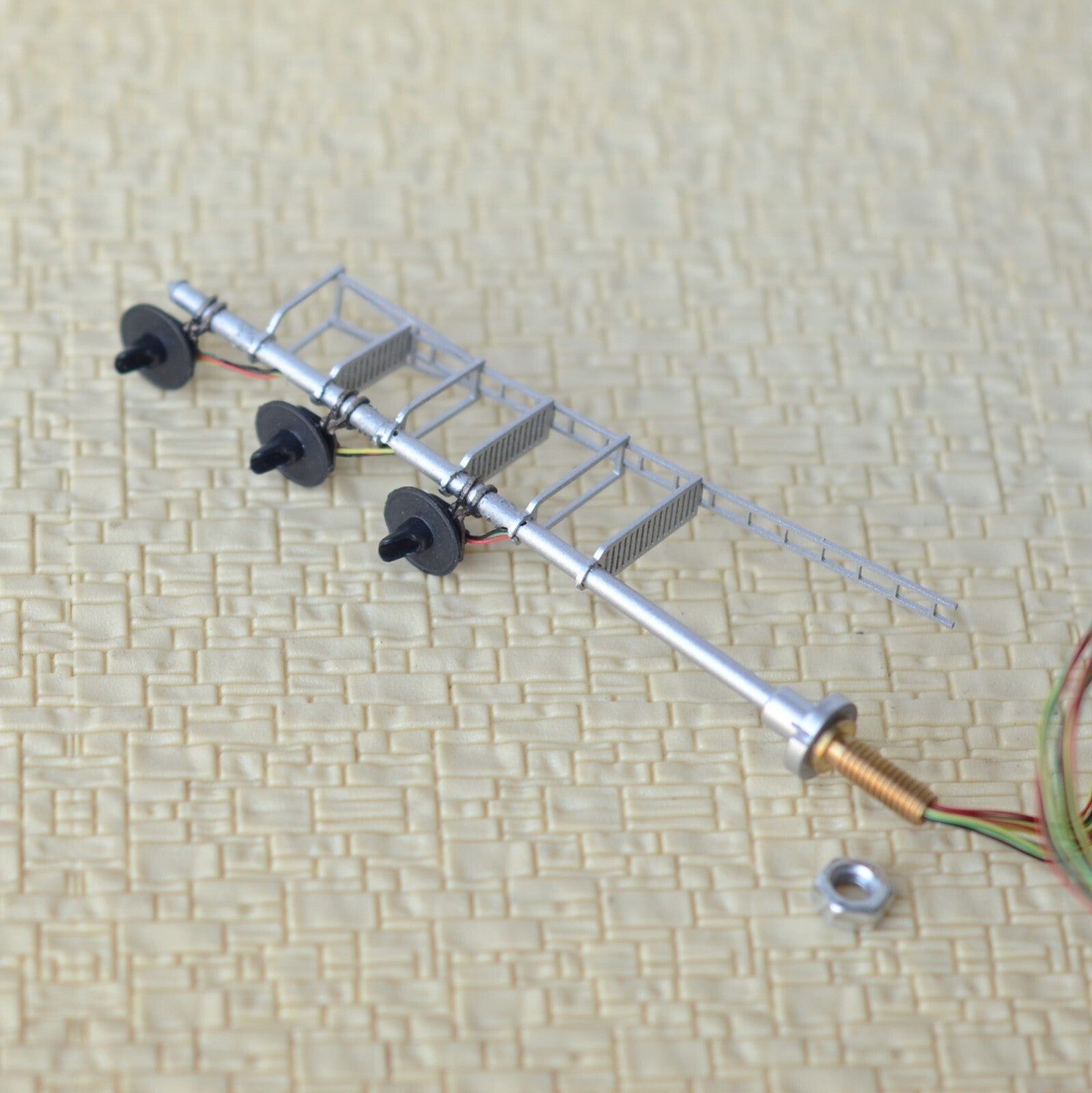 1 x HO scale model railroad LED searchlight signal 3-colors metal 3 heads #M13