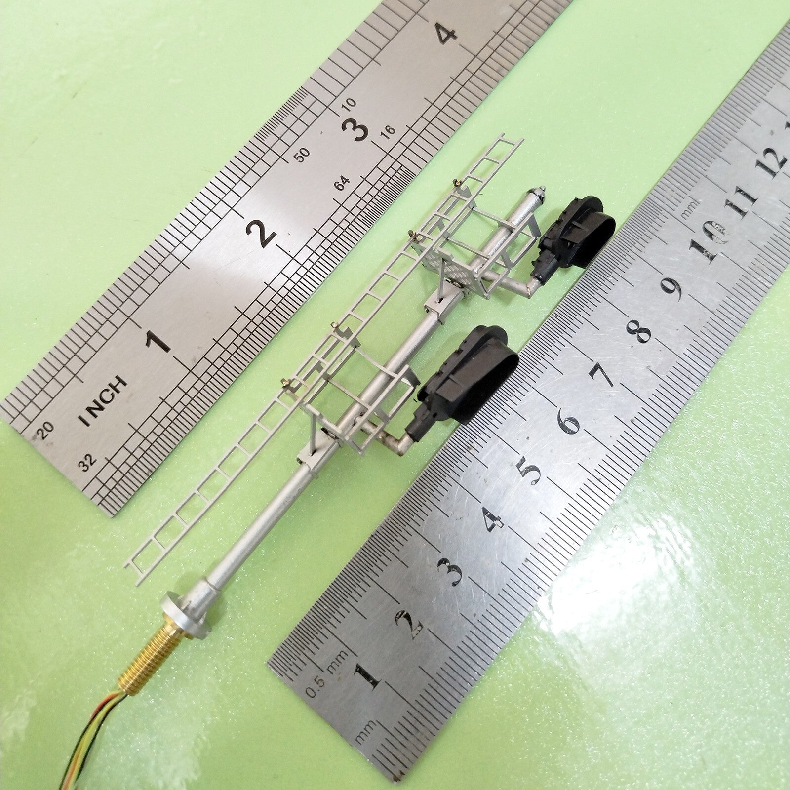 1 x HO scale 2/3 colors block signal sunshield 2 heads Darth Vader style #U2yrD3