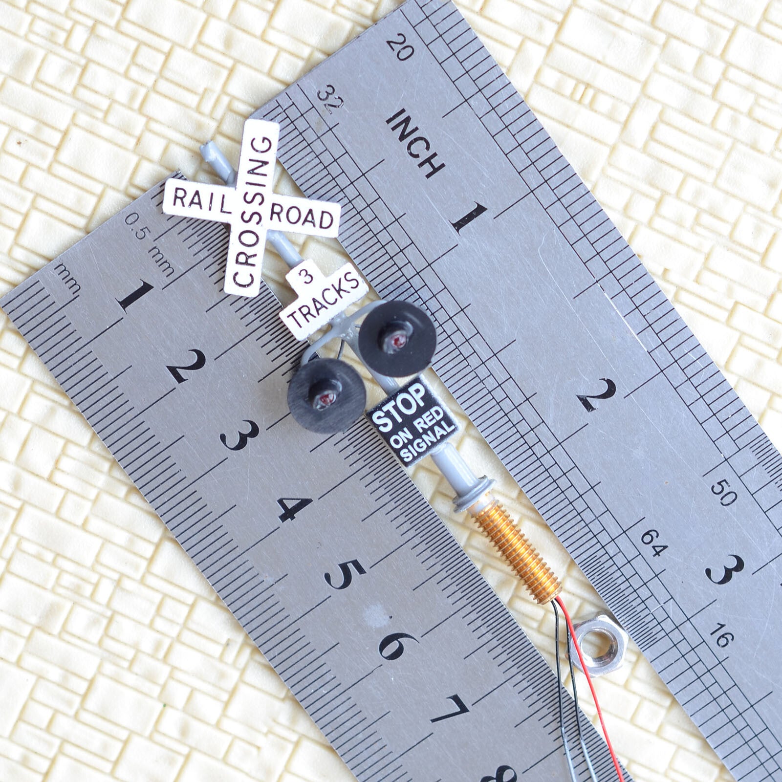 2 x HO scale 3 tracks grade crossing signals gray + 1 circuit board flasher #3G2