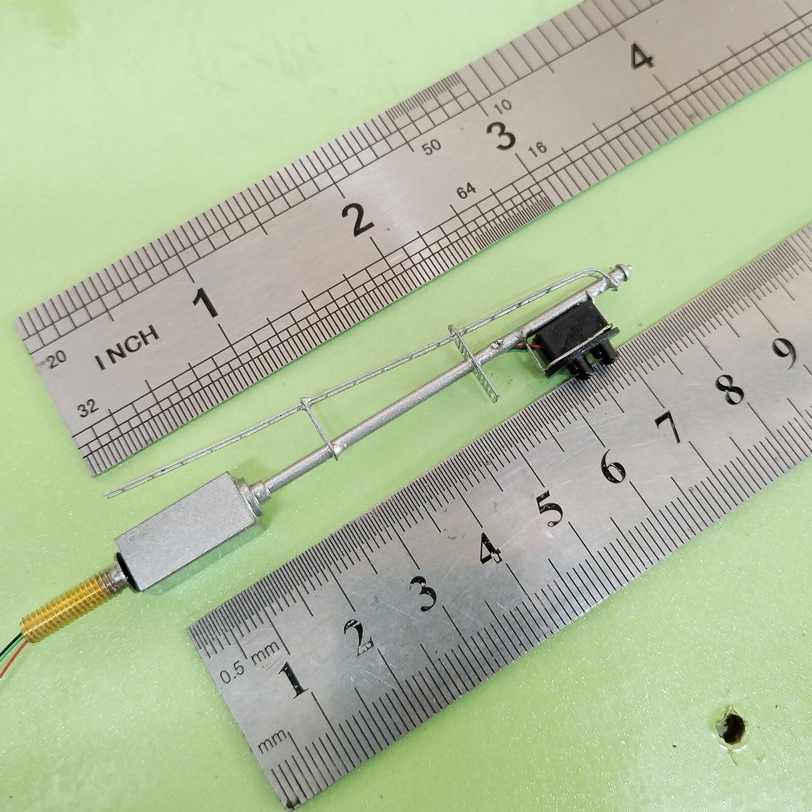 1 x HO scale model railroad tri-color block signal position with cabinet #K02C6