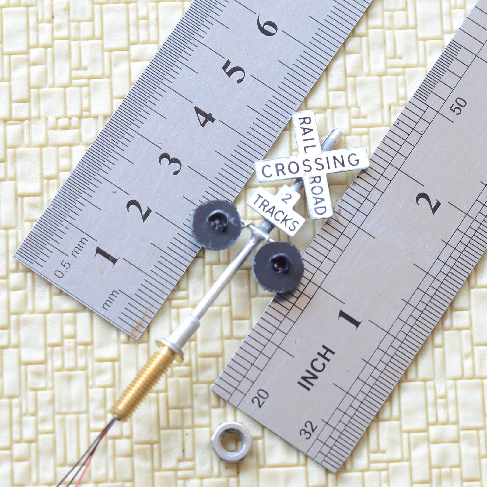 2 x HO scale railroad grade crossing signals + 1 circuit board flasher #SL220