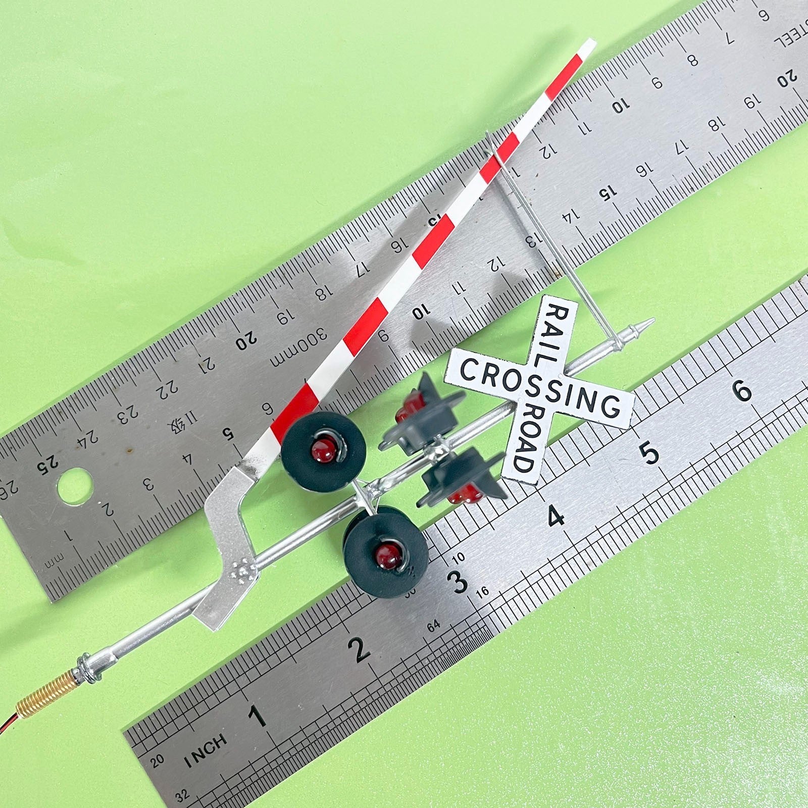 2 x O scale model grade crossing signal with gate arm N assistant lights #CGS48