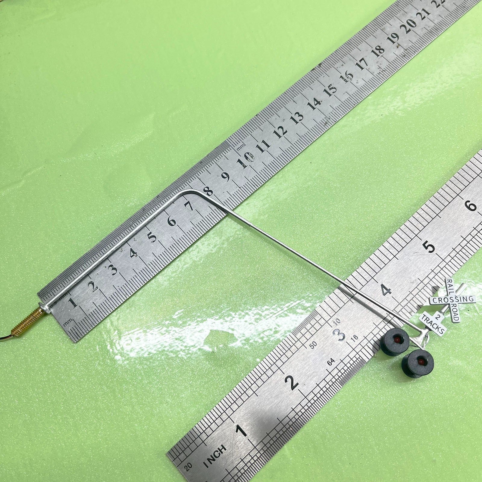 2 x HO scale model railroad handing overhead grade crossing signals #OHC4