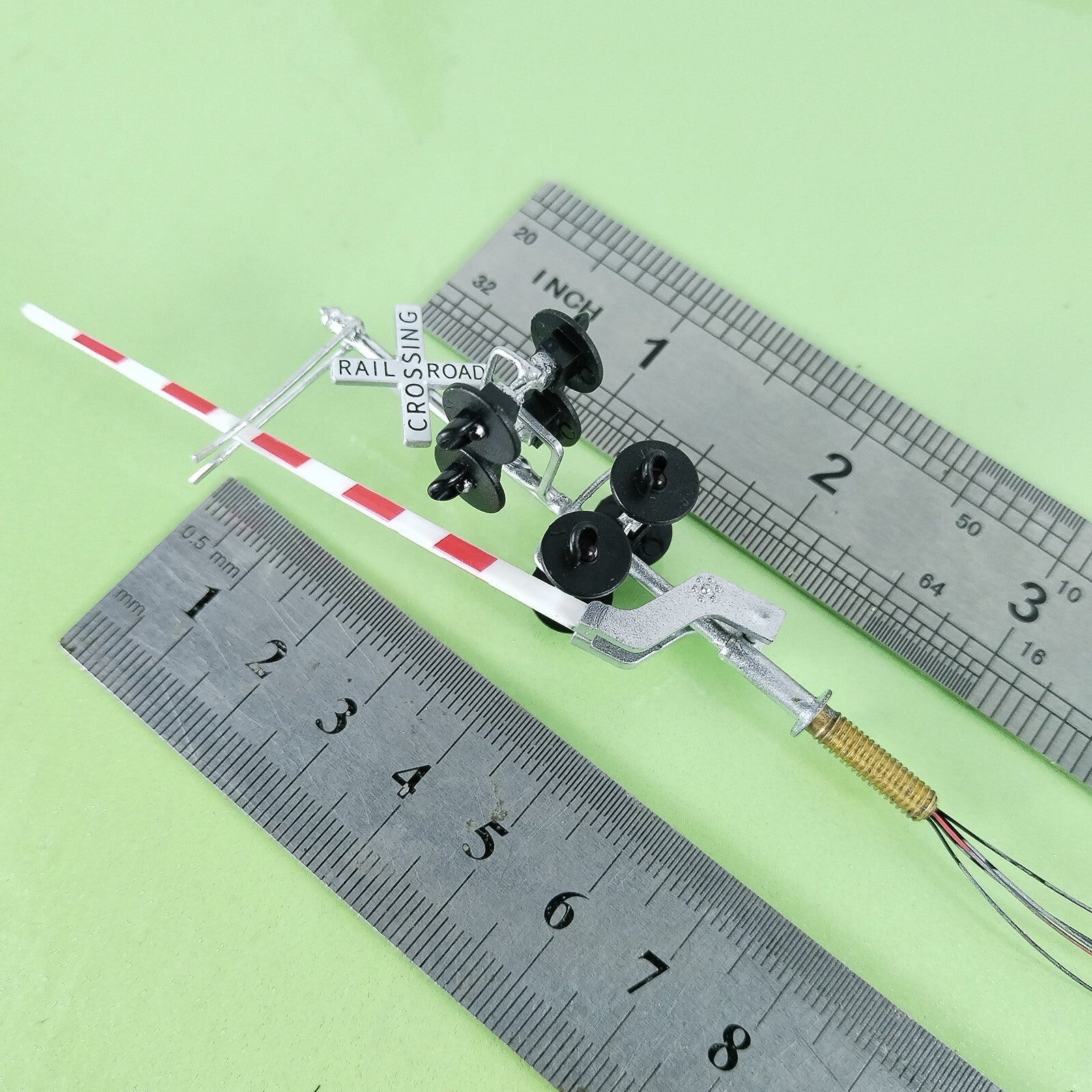 2 x HO scale railroad grade crossing signal with side assistant gate arm #CGS