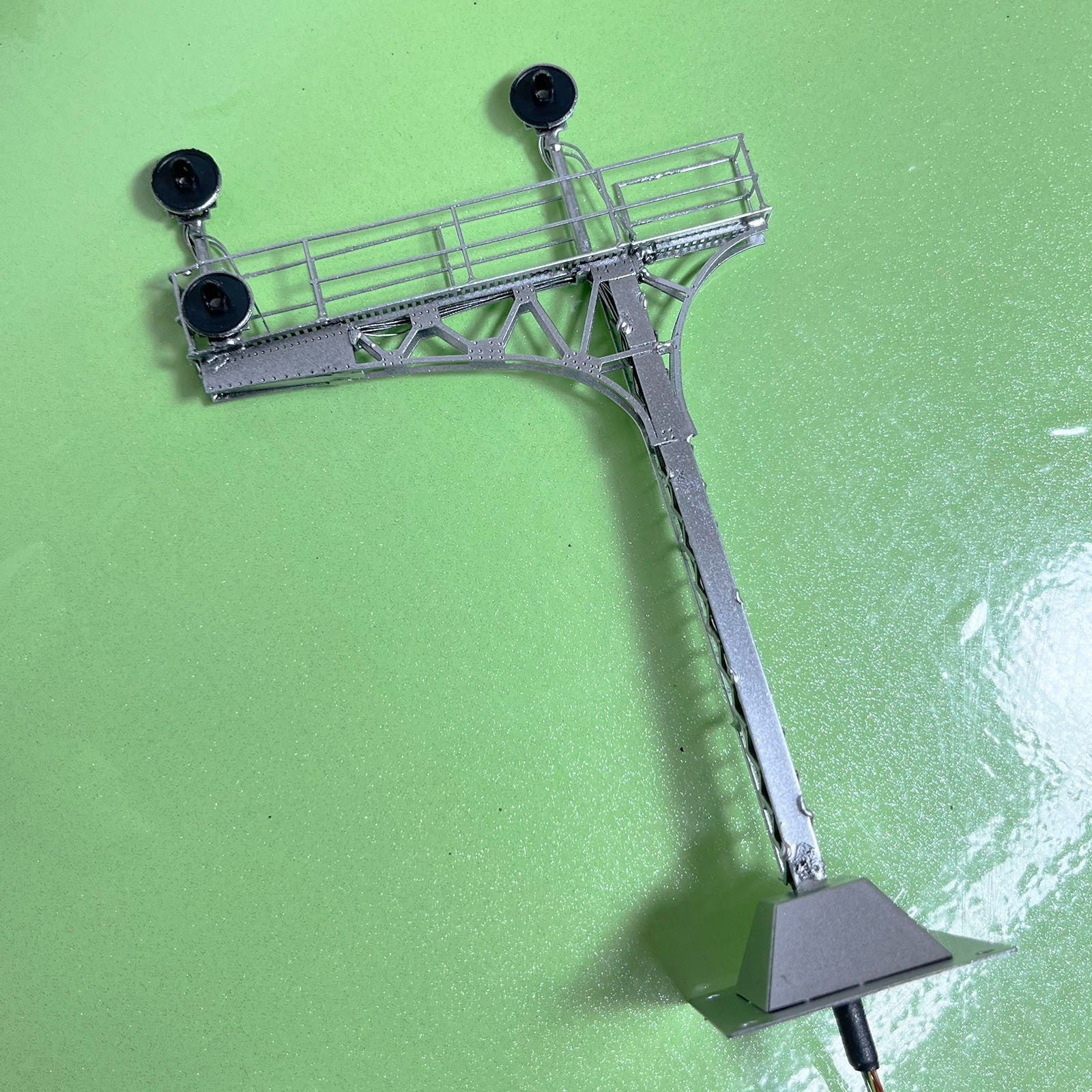1 x HO scale cantilever LED searchlight signal 3 targets 3-colors metal #SKcs21