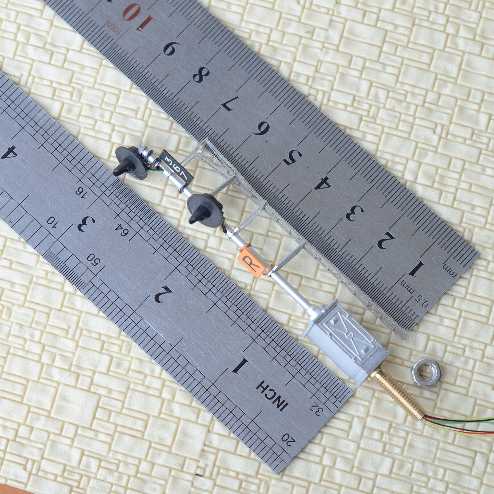 1 x HO scale 2 head searchlight lower offset distant / intermediate signal #OF17