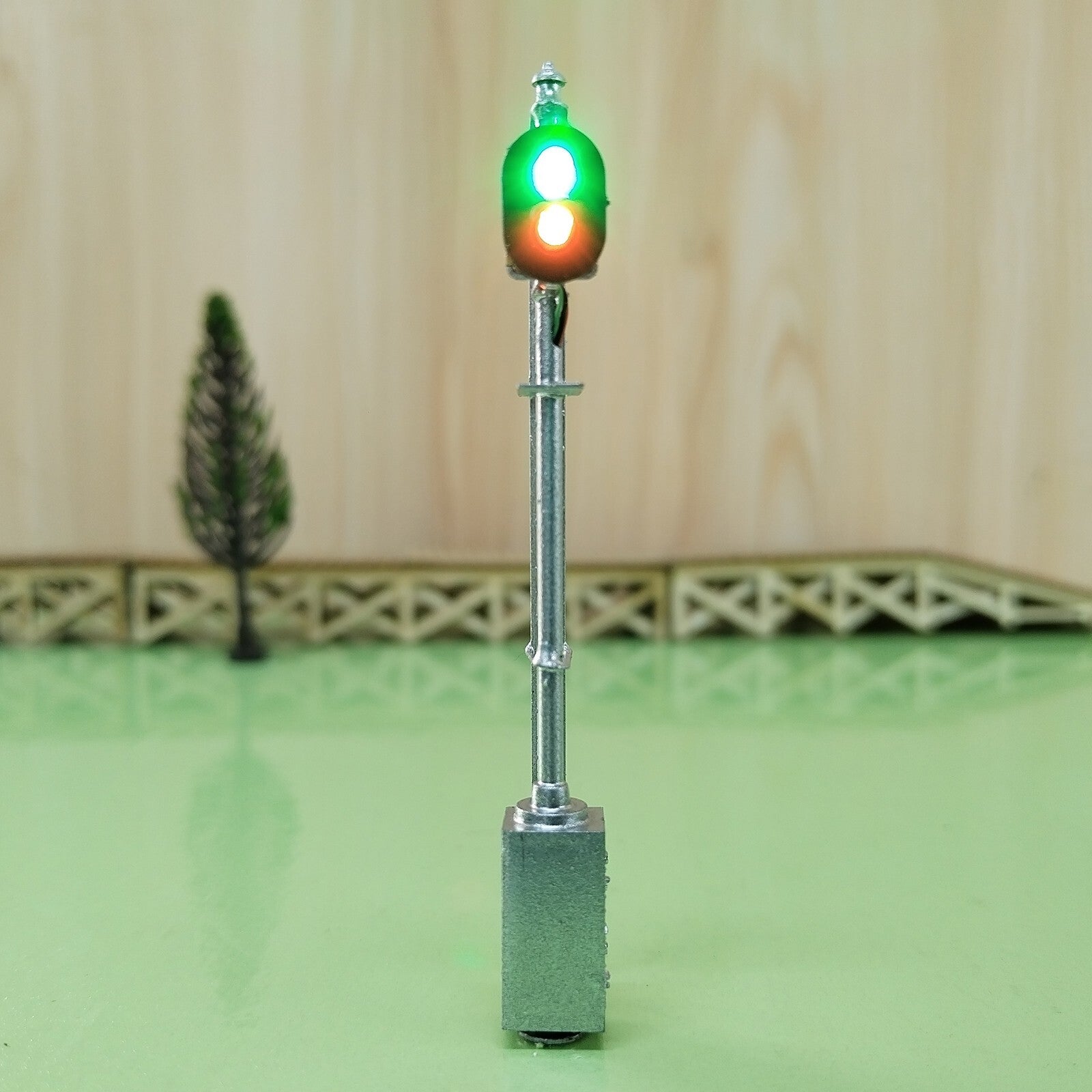 1 x HO scale model railroad tri-color block signal position with cabinet #K02C6