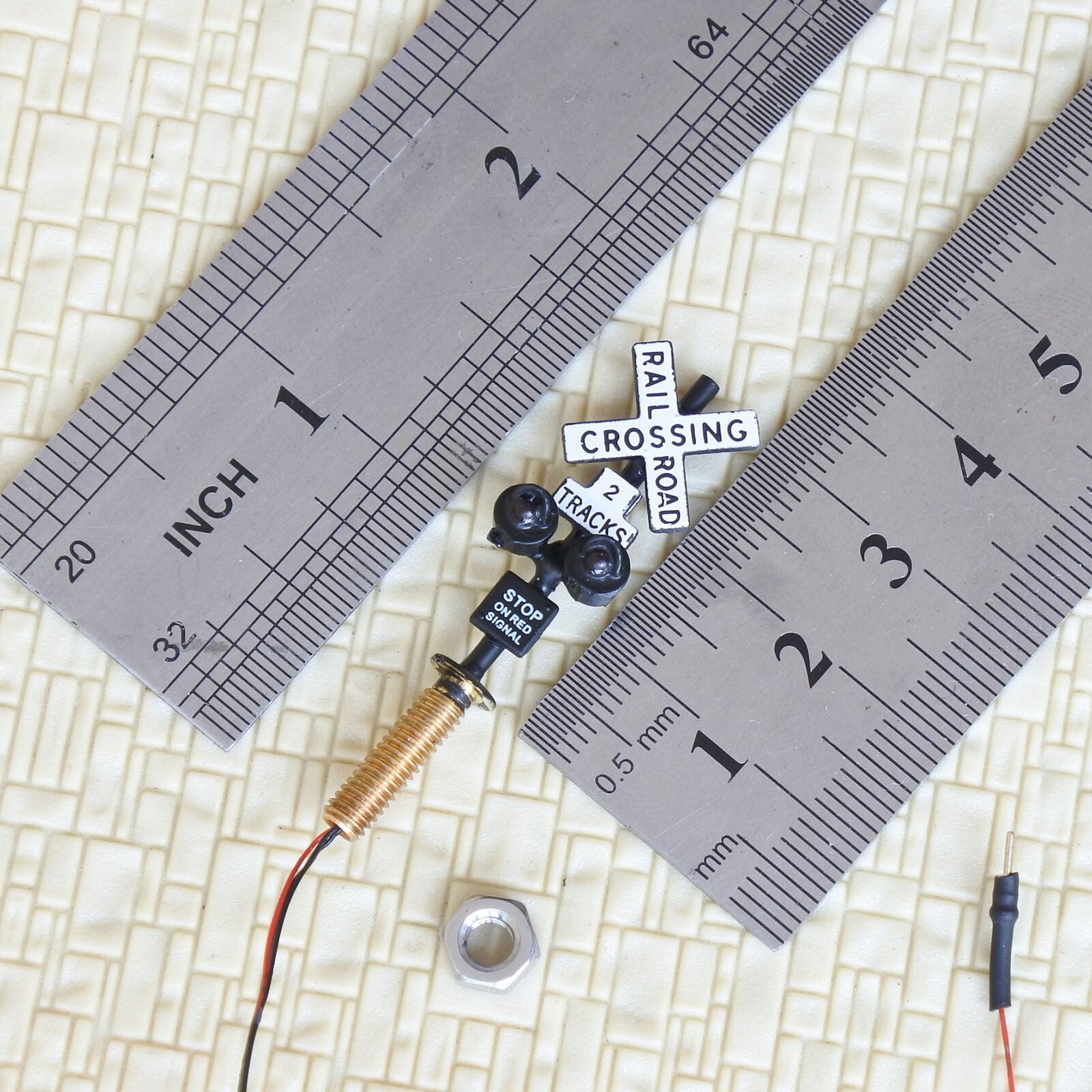 2 x N scale model grade crossing signal light LED made + 1 flasher board #csnBL3