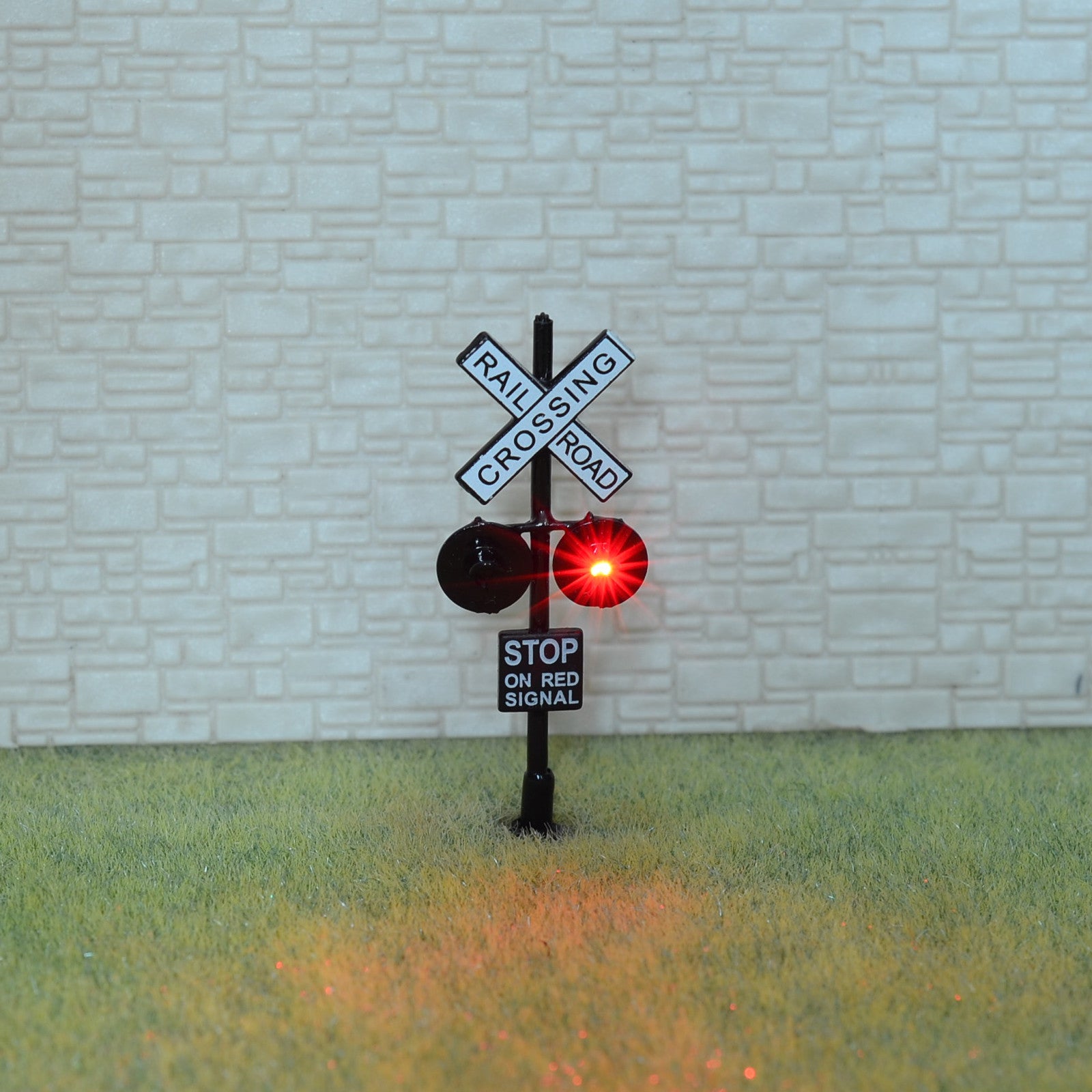4 x HO Scale Railroad Crossing Signals 2mm LEDs made + 2 Circuit board flashers