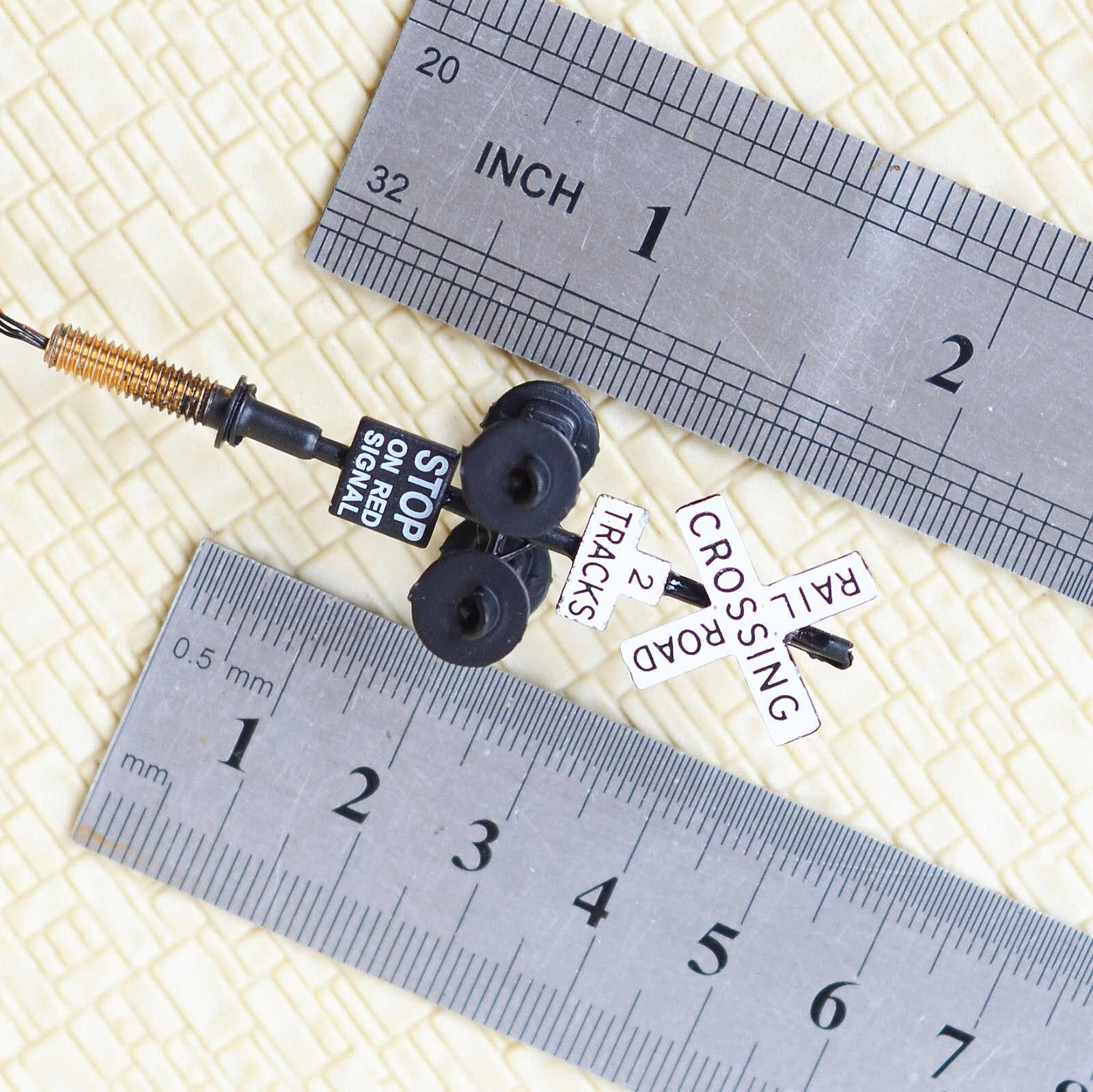 2 x HO railroad grade crossing signals 2 tracks + 1 circuit board flasher #BL42T