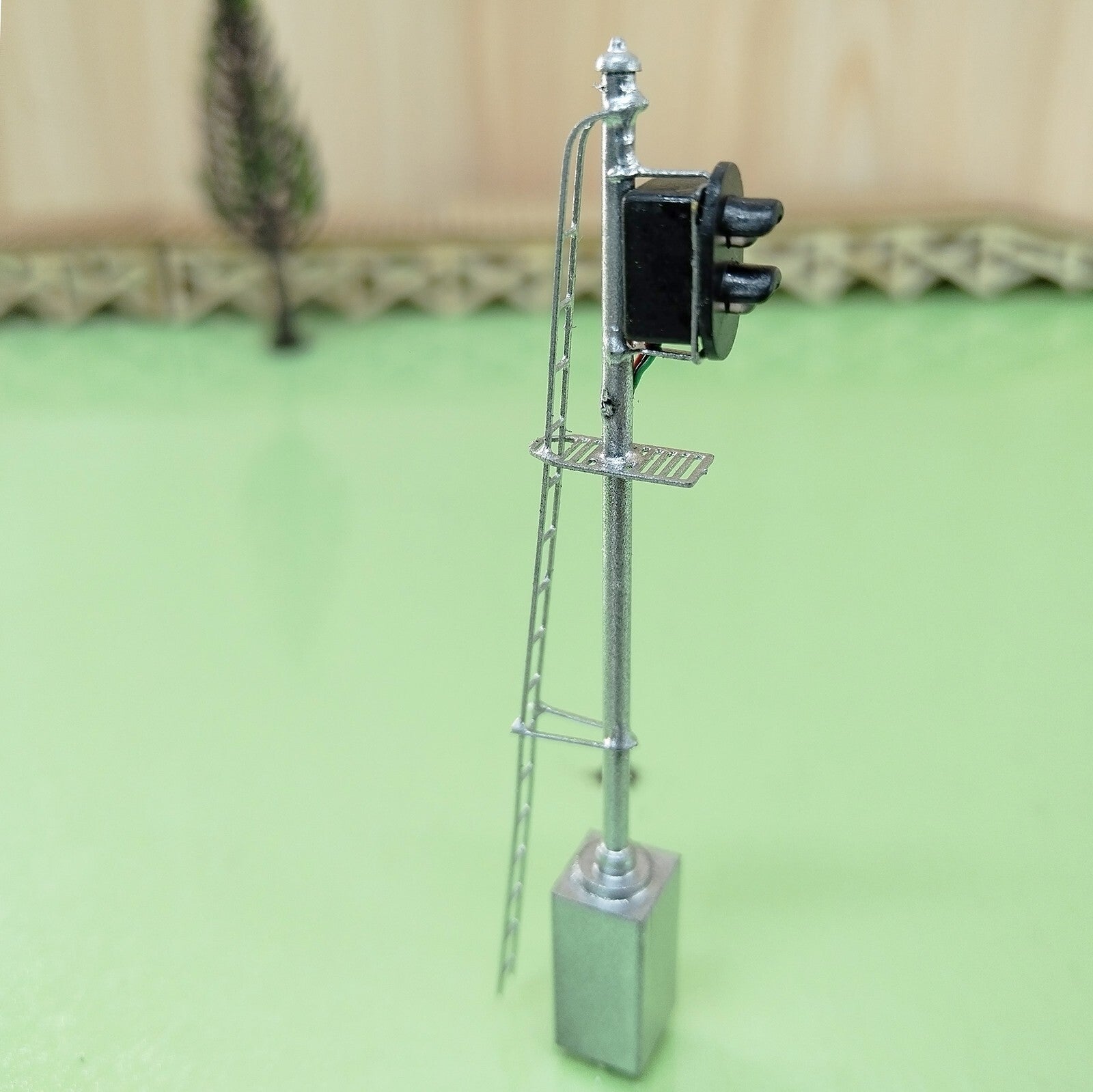 1 x HO scale model railroad tri-color block signal position with cabinet #K02C6