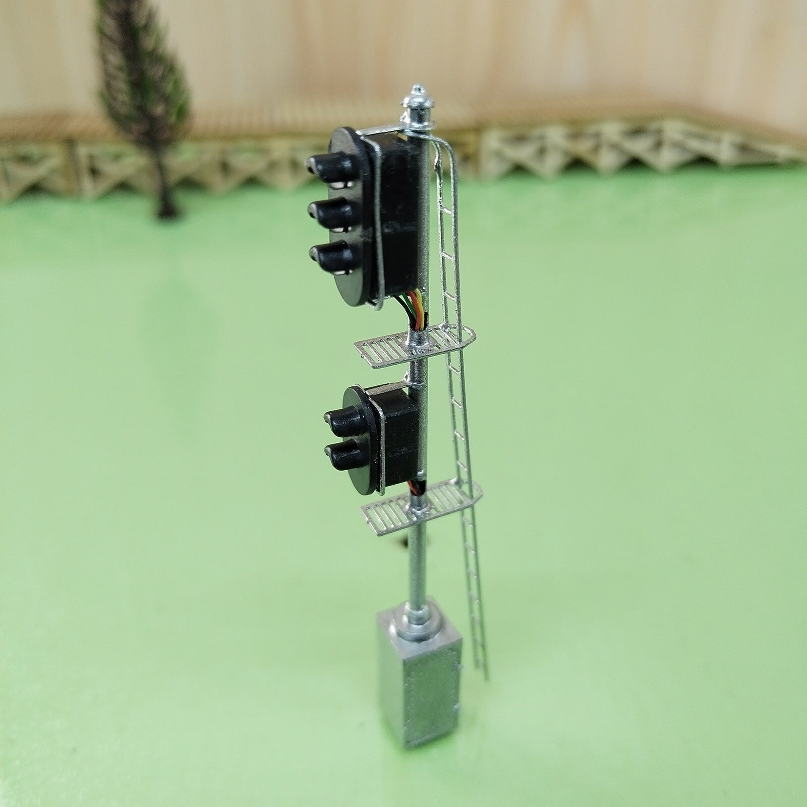 1 x HO scale model railroad tri-color block signal position with cabinet #K32C6