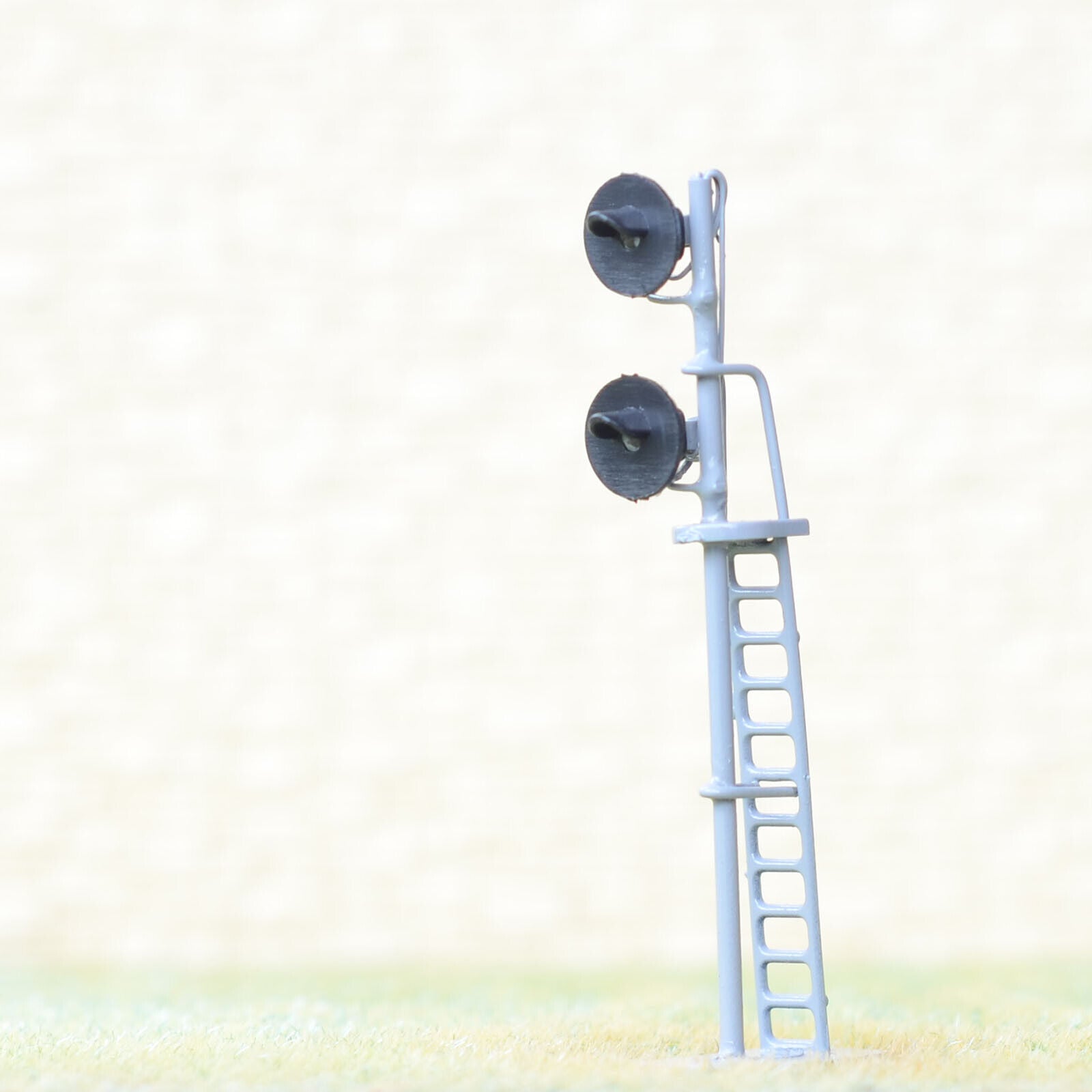 1 x HO scale searchlight signal model train bi-colors 2 targets LEDs R/G #G22