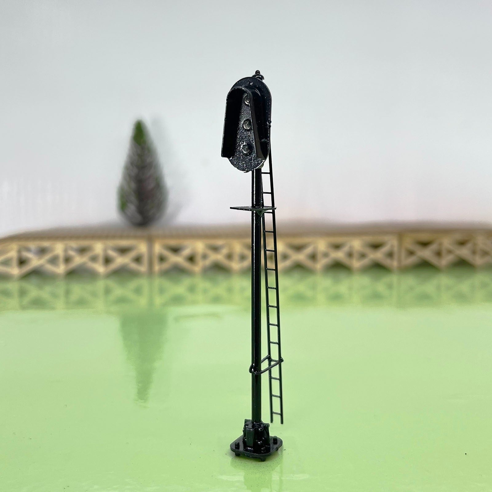 1 x HO scale 3 colors light Darth Vader style block signal ladder on back #F0Bsk