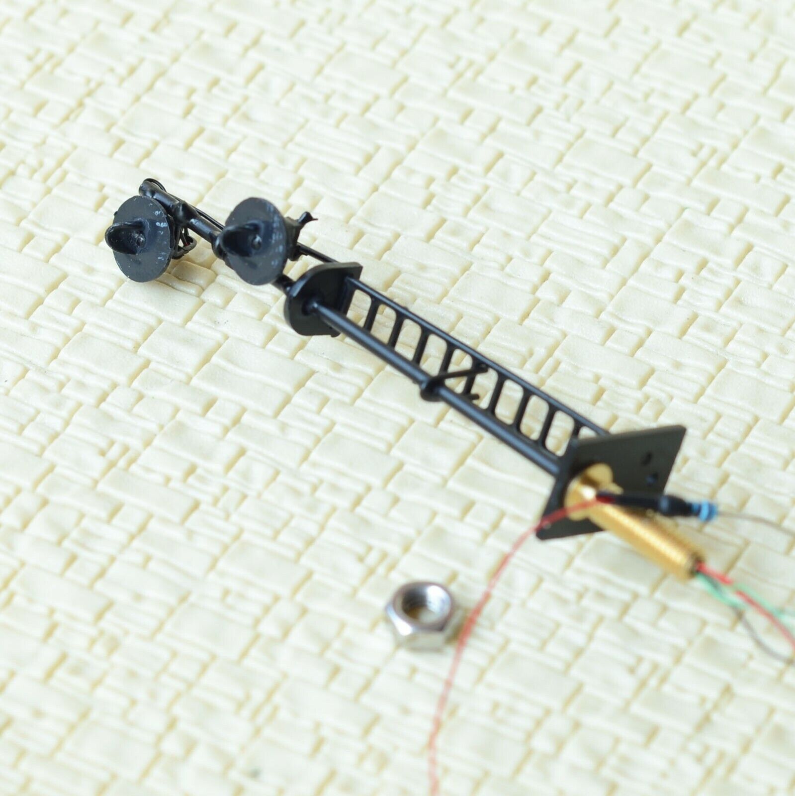 1 x HO scale searchlight signal model train Tri-colors 2 targets LED R/Y/G #B23O