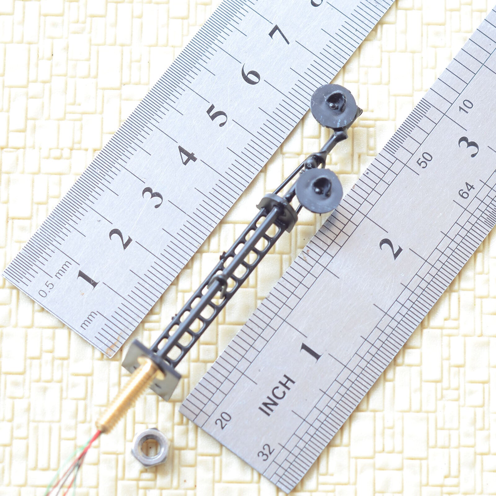 1 x HO scale searchlight signal model train Tri-colors 2 targets LED R/Y/G #B23O