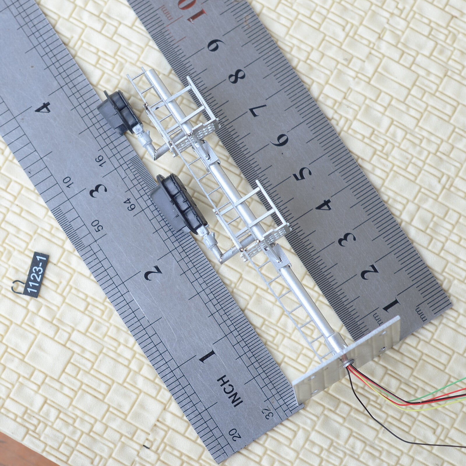 1 x HO scale 2/3 colors block Darth Vader style signal sunshield 2 heads #U2D3C
