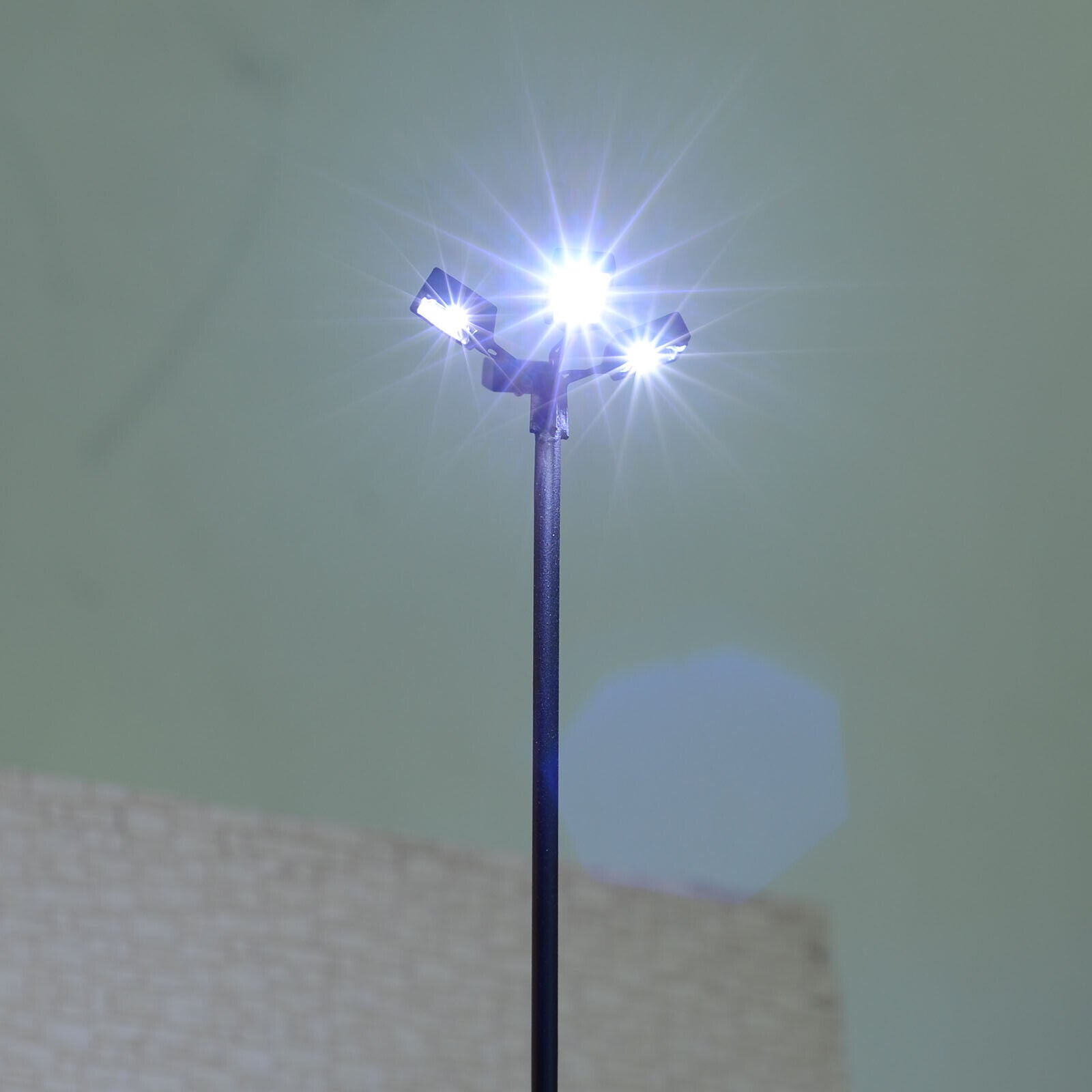 4 x O scale model railroad floodlight cold white LED made plaza lamp post #014BL